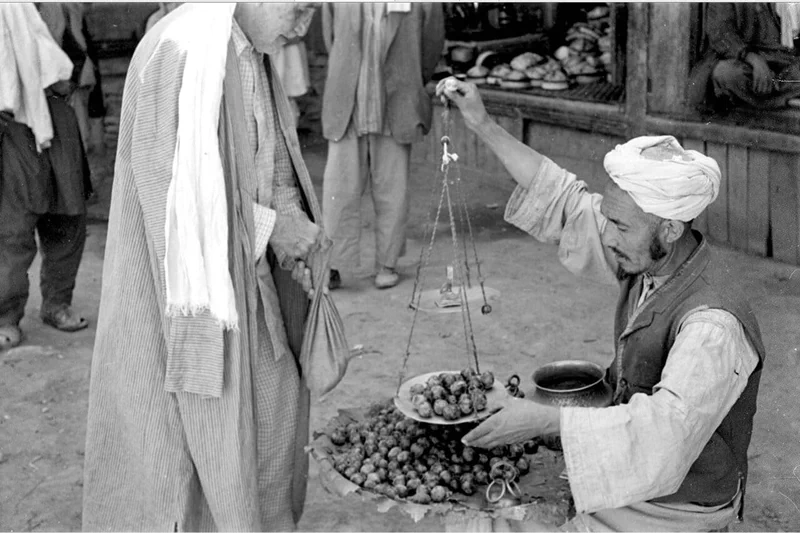 카불(Kabul)은 아프가니스탄의 수도이자 제1의 도시로 해발 1790m의 고지대에 위치해있는 세계에서 가장 높은 수도 중 하나이다. 37