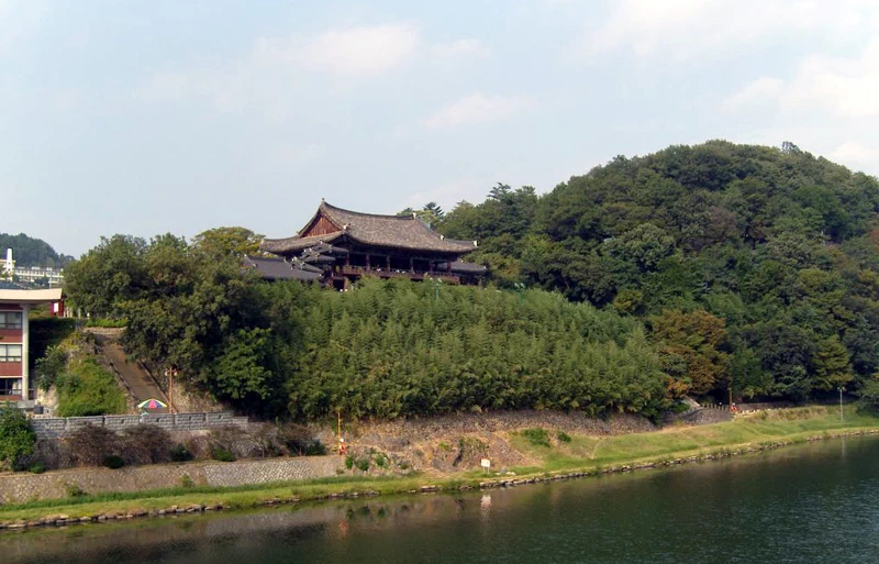 <p>
▲ 수원 화성행궁(水原 華城行宮)의 정문 신풍루(新豊樓). ▲ 신풍루(新豊樓)의 현재 모습. ▲ 수원화성 북수문(北水門)의 모습.</p> <p>화성의 북쪽 성벽이 수원천과 만나는 곳에 설치된 수문으로 '화홍문(華虹門)'이라는 별칭으로 더 유명하다. 1795년 창건되었다가 유실과 재건을 반복하였고, 지금의 모습은 1932년에 복원된 것으로 위 사진 속의 화홍문은 유실되기 전의 모습이다. ▲ 화홍문(華虹門) 현재 모습 ⓒ 수원시청 ▲ 화홍문(華虹門) 왼쪽으로 보이는 팔달산 정상의 서장대(西將臺). 군사를 지휘하거나 적의 동태를 감시하는 군사시설이다. ▲ 서장대(西將臺)의 현재 모습 ⓒ 수원시청 ▲ 수원 권업모범장(勸業模範場)의 모습. 을사조약 이후 일제의 통감부가 농업기술의 지도와 시험을 하기 위해 1906년에 설치한 기관이다. ▲ 대구시장의 인파. ▲ 대구 우시장(牛市場)의 모습. 20세기초부터 대구는 소를 사고파는 시장으로 유명했다.</p> <p>당시 위치는 도시철도 2호선 내당역(두류동) 일대로 추정되며, 2011년 대구 달서구청은 관광자원 개발을 위해 이 일대의 전통시장에 '대구예전우시장'이라는 명칭을 부여했다. ▲ 경주 첨성대(瞻星臺). 현재와 달리 보존을 하기 위한 장치도 없고 접근이 자유롭다. ▲ 현재의 첨성대 주변. ▲ 경주 불국사(佛國寺). 석조구조물들이 관리가 제대로 되지 않은 모습이다. ▲ 경주 불국사내의 다보탑(국보 제20호)과 석가탑(국보 제21호). 절 경내에 잡초가 많고 정리되지 않은 모습이다. ▲ 석가탑과 다보탑의 현재 모습. ▲ 경주 불국사 대웅전(보물 제1744호). ▲ 경주 태종무열왕릉비(太宗武烈王陵碑, 국보 제25호). 외부에 노출되어 있는 모습이지만 현재는 비각을 만들어 비를 보호하고 있다. ▲ 비각으로 보호되고 있는 태종무열왕릉비 ⓒ 경주시청 ▲ 보물 제147호 밀양 영남루(嶺南樓)와 밀양강 풍경. ▲ 같은 위치의 영남루 현재 모습. ▲ 밀양 삼랑진의 작원관(鵲院關)을 지나가는 경부선 열차.</p> <p>작원관은 임진왜란 당시 왜적과 결사항전한 전적지로, 일제시대에 경부선 밀양~삼랑진 노선이 개통되면서 원래자리에서 강변으로 이전되었다. 1936년 병자년 대홍수 당시 유실되면서 터만 남았는데, 1995년에 작원관의 성문이 복원되었다. ▲ 복원된 작원관지 성문 ⓒ 한국문화정보원 ▲ 부산어시장(釜山魚市場)의 어획물들과 상인들. 부산어시장은 일본에 대한 수산물 수출과 조선에서의 수산물 유통과 매매를 위해 부산수산회사(釜山水産會社)가 1903년 개장한 곳이다.</p> <p>부산수산회사는 1930년부터 일제가 패망할 때까지 근대 부산경제계의 재벌이었던 카시이 겐타로(香椎源太郎)가 사장으로 취임해 운영하였다. (관련 글: 부산 대청동, 카시이 겐타로(香椎源太郞) 저택) ▲ 부산항과 용두산 일대.</p> 37