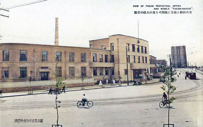 일제시대인 1930년대, 부산 거리의 근대건축물과 풍경이 인쇄된 사진엽서. 좀 더 보기 편하게 채색작업을 해보았다. 37