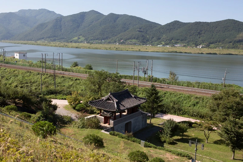 <p>
▲ 수원 화성행궁(水原 華城行宮)의 정문 신풍루(新豊樓). ▲ 신풍루(新豊樓)의 현재 모습. ▲ 수원화성 북수문(北水門)의 모습.</p> <p>화성의 북쪽 성벽이 수원천과 만나는 곳에 설치된 수문으로 '화홍문(華虹門)'이라는 별칭으로 더 유명하다. 1795년 창건되었다가 유실과 재건을 반복하였고, 지금의 모습은 1932년에 복원된 것으로 위 사진 속의 화홍문은 유실되기 전의 모습이다. ▲ 화홍문(華虹門) 현재 모습 ⓒ 수원시청 ▲ 화홍문(華虹門) 왼쪽으로 보이는 팔달산 정상의 서장대(西將臺). 군사를 지휘하거나 적의 동태를 감시하는 군사시설이다. ▲ 서장대(西將臺)의 현재 모습 ⓒ 수원시청 ▲ 수원 권업모범장(勸業模範場)의 모습. 을사조약 이후 일제의 통감부가 농업기술의 지도와 시험을 하기 위해 1906년에 설치한 기관이다. ▲ 대구시장의 인파. ▲ 대구 우시장(牛市場)의 모습. 20세기초부터 대구는 소를 사고파는 시장으로 유명했다.</p> <p>당시 위치는 도시철도 2호선 내당역(두류동) 일대로 추정되며, 2011년 대구 달서구청은 관광자원 개발을 위해 이 일대의 전통시장에 '대구예전우시장'이라는 명칭을 부여했다. ▲ 경주 첨성대(瞻星臺). 현재와 달리 보존을 하기 위한 장치도 없고 접근이 자유롭다. ▲ 현재의 첨성대 주변. ▲ 경주 불국사(佛國寺). 석조구조물들이 관리가 제대로 되지 않은 모습이다. ▲ 경주 불국사내의 다보탑(국보 제20호)과 석가탑(국보 제21호). 절 경내에 잡초가 많고 정리되지 않은 모습이다. ▲ 석가탑과 다보탑의 현재 모습. ▲ 경주 불국사 대웅전(보물 제1744호). ▲ 경주 태종무열왕릉비(太宗武烈王陵碑, 국보 제25호). 외부에 노출되어 있는 모습이지만 현재는 비각을 만들어 비를 보호하고 있다. ▲ 비각으로 보호되고 있는 태종무열왕릉비 ⓒ 경주시청 ▲ 보물 제147호 밀양 영남루(嶺南樓)와 밀양강 풍경. ▲ 같은 위치의 영남루 현재 모습. ▲ 밀양 삼랑진의 작원관(鵲院關)을 지나가는 경부선 열차.</p> <p>작원관은 임진왜란 당시 왜적과 결사항전한 전적지로, 일제시대에 경부선 밀양~삼랑진 노선이 개통되면서 원래자리에서 강변으로 이전되었다. 1936년 병자년 대홍수 당시 유실되면서 터만 남았는데, 1995년에 작원관의 성문이 복원되었다. ▲ 복원된 작원관지 성문 ⓒ 한국문화정보원 ▲ 부산어시장(釜山魚市場)의 어획물들과 상인들. 부산어시장은 일본에 대한 수산물 수출과 조선에서의 수산물 유통과 매매를 위해 부산수산회사(釜山水産會社)가 1903년 개장한 곳이다.</p> <p>부산수산회사는 1930년부터 일제가 패망할 때까지 근대 부산경제계의 재벌이었던 카시이 겐타로(香椎源太郎)가 사장으로 취임해 운영하였다. (관련 글: 부산 대청동, 카시이 겐타로(香椎源太郞) 저택) ▲ 부산항과 용두산 일대.</p> 41