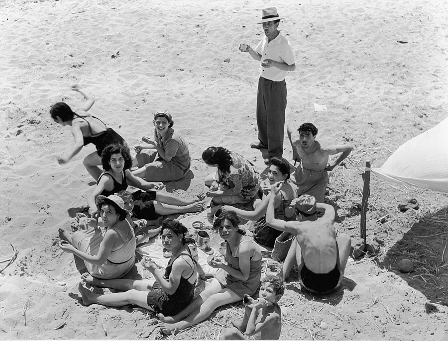 이탈리아 출신의 마리오 드 비아시(Mario De Biasi, 1923~2013)는 1944년부터 독일에서 사진작가로 활동하다가 전쟁 중 추방된 후, 1953년 잡지 에포카(Epoca)에 입사하며 전문적인 경력을 시작했다. 47