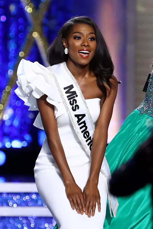 '미스 아메리카(Miss America)'는 세계적 미인대회인 미스유니버스의 미국대표를 선발하는 미스 USA와 혼동되지만 그보다 30년이나 앞선 역사를 갖고 있는 전통의 대회. 185