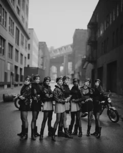 독일 출신의 사진작가 피터 린드버그(Peter Lindbergh, 1944~2019)는 미국판 보그(Vogue US) 1991년 9월호에 실릴 화보를 촬영하기 위해 '세계에서 가장 섹시한 슈퍼모델 8명'을 불러 모았다. 7