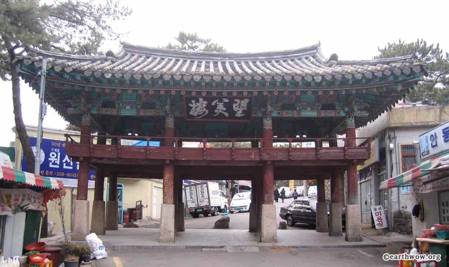 이에 금강원(金剛園)을 설립한 일본인 사업가 히가시하라 가지로(東原嘉次郞)가 망미루를 공원의 입구가 있는 온천장으로 옮길 것을 결심하였고, 이축이 끝난 1933년 6월 11일 오후 6시에 상량식(上樑式)을 거행한 후 오랜 기간 이곳에 머물러 왔다. 9