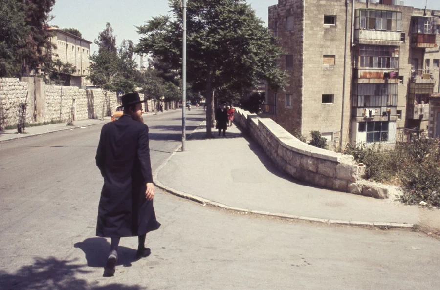 프랑스 사진작가 프랑수아 로숑(François Lochon, 1954~ )은 20세에 기자 생활을 시작하여 세계보도사진전에서의 수상은 물론, 이란-이라크 전쟁 취재로 1984년 프랑스 잡지 파리 매치(Paris Match)로부터 최우수 기자상을 수상하는 등 세계 140여 개국을 카메라에 담아왔다. 3