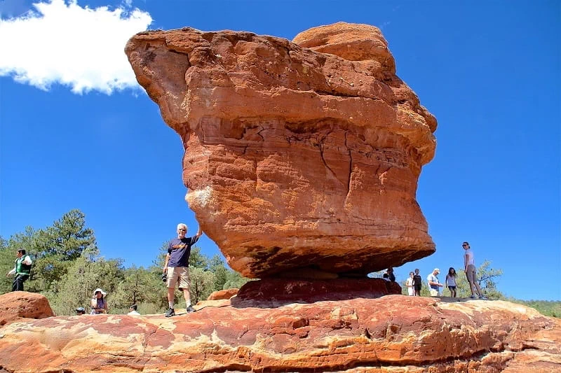 '흔들바위'란 아슬아슬하게 균형을 잡고 있는 암석으로, 영문으로는 '밸런싱 락(Balancing rock)'으로 표현된다. 7