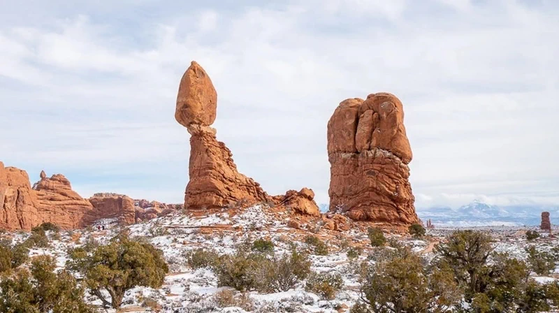 '흔들바위'란 아슬아슬하게 균형을 잡고 있는 암석으로, 영문으로는 '밸런싱 락(Balancing rock)'으로 표현된다. 9