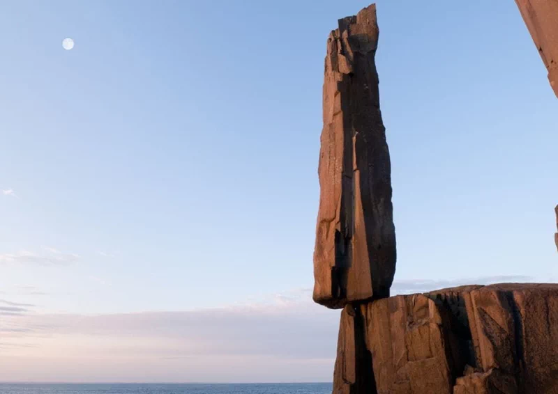 '흔들바위'란 아슬아슬하게 균형을 잡고 있는 암석으로, 영문으로는 '밸런싱 락(Balancing rock)'으로 표현된다. 11