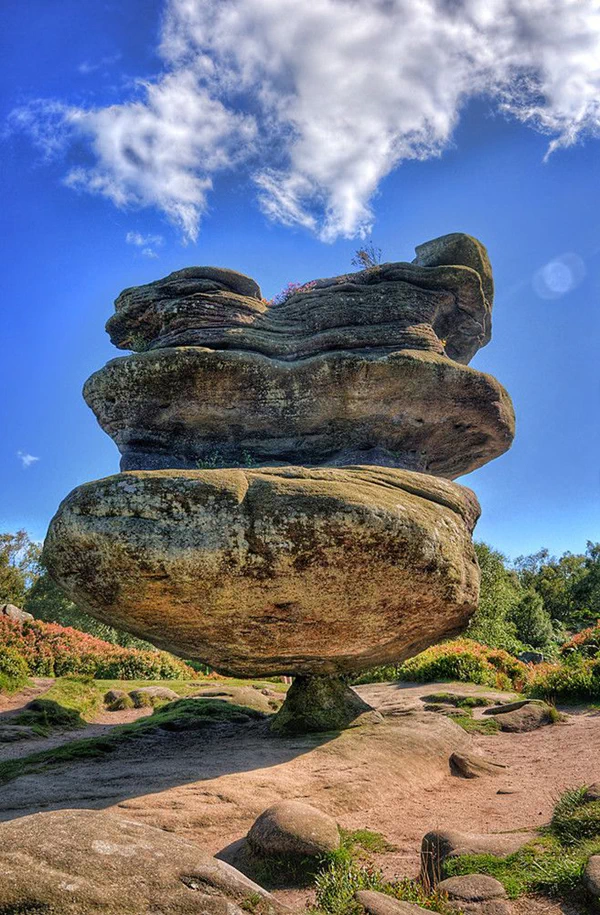 '흔들바위'란 아슬아슬하게 균형을 잡고 있는 암석으로, 영문으로는 '밸런싱 락(Balancing rock)'으로 표현된다. 13