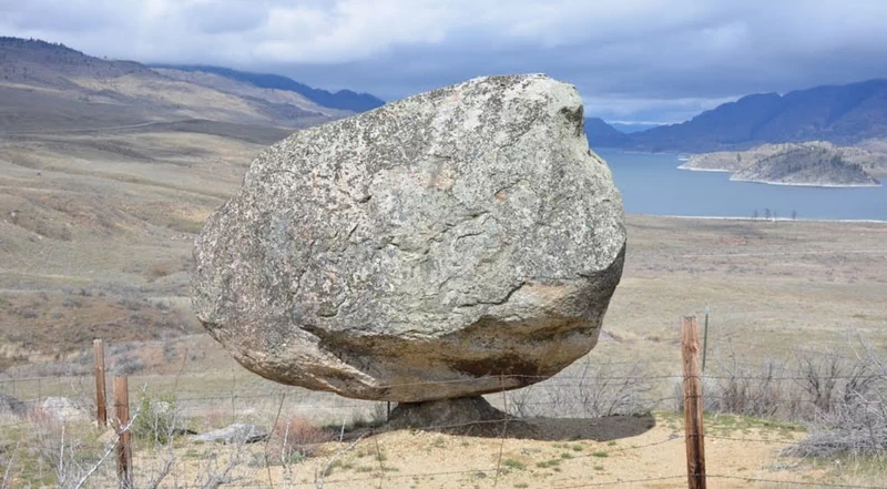 '흔들바위'란 아슬아슬하게 균형을 잡고 있는 암석으로, 영문으로는 '밸런싱 락(Balancing rock)'으로 표현된다. 15