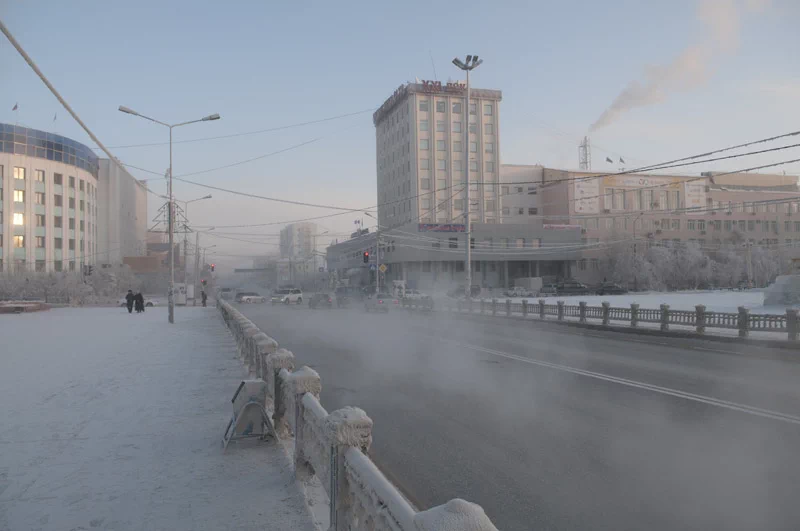 오이먀콘은 사하공화국의 수도 야쿠츠크(Yakutsk, Якутск)시에서 3일간이나 차로 더 들어가야 하는 아주 외진 곳이다. 야쿠츠크 역시 '영구동토층에 세워진 가장 큰 도시'이며 최저 온도 기록 -64.4℃로 '세계에서 가장 추운 도시'로 알려져 있다. 3