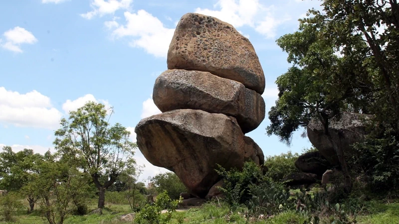 '흔들바위'란 아슬아슬하게 균형을 잡고 있는 암석으로, 영문으로는 '밸런싱 락(Balancing rock)'으로 표현된다. 17