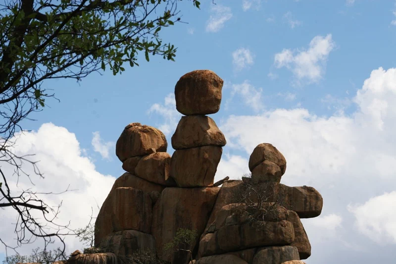 '흔들바위'란 아슬아슬하게 균형을 잡고 있는 암석으로, 영문으로는 '밸런싱 락(Balancing rock)'으로 표현된다. 21