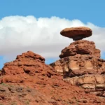 '흔들바위'란 아슬아슬하게 균형을 잡고 있는 암석으로, 영문으로는 '밸런싱 락(Balancing rock)'으로 표현된다. 15