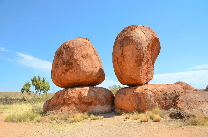 '흔들바위'란 아슬아슬하게 균형을 잡고 있는 암석으로, 영문으로는 '밸런싱 락(Balancing rock)'으로 표현된다. 27