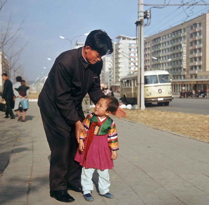 <p>
▲ 평양 근교 만경대(萬景臺)의 김일성 생가를 그리는 화가. ▲ 모란봉구역 천리마 동상. 1961년 4월 15일 김일성 49세 생일에 제막되었으며, 말에 타고 있는 사람이 들고 있는 붉은 편지까지의 높이는 46m이다. ▲ 북한 내각 종합청사. 1954년에 건설되었으며 한국 뉴스에 가장 많이 나오는 북한 건축물이다. ▲ 평양 보통문(普通門). 고구려 시대의 건축물로 북한의 국보 2호이다. (국보 1호는 평양성) ▲ 평양 보통문(普通門) 앞으로 천리마 9.25형 무궤도 전차가 지나가고 있다. ▲ 막 건설을 마친 깨끗한 거리와 건물들. '경제건설과 국방 건설을 병진시킬데 대한 당의 로선을 관철하자!'라는 체제경쟁 문구가 보인다. ▲ 11월의 추운 날씨에도 가벼운 옷차림으로 해맑은 아이들. 뒤쪽에 두껍게 껴입은 군인의 모습과 대비된다. ▲ 건물 옆에서 놀고 있는 아이들. ▲ 교복을 입은 여학생들이 밝은 모습으로 어울리고 있다. ▲ 사진작가 앞에 모여든 여학생들. ▲ 천리마거리에서 여학생들이 카메라 앞에서 책을 함께 보는 모습을 연출하고 있다. ▲ 색동저고리를 입은 아이와 아버지. 뒤쪽에 보이는 무궤도 전차는 '천리마 9.25형'으로 평양에서 제조되었으며, 현재는 1대만 남아있다.</p> <p>
▲ 현재 남아있는 천리마 9.25형 무궤도 전차 903호의 모습(2018년 4월 촬영). 김일성과 김정일이 시승했다는 이유로 차내에는 기념명판이 있으며 현재 350만 km 무사고 운행했음을 선전하고 있다. 차량 측면에 보이는 별들은 한 개당 5만 km 무사고 운행을 의미한다. ▲ 평양 학생소년궁전 앞을 여학생들이 열을 맞춰 걸어가고 있다. 글자는 잘렸지만 '김일성 원수님 고맙습니다'라는 문장임을 추측할 수 있다. ▲ 2015년에는 '김정은'으로 교체되었다. ▲ 평양에 남아있던 구식 가옥들. 멀리 신식 건축물들이 들어서는 모습이다. ▲ 천리마 거리의 건물들은 당시엔 최신식이었으나 지금은 많이 낡아 최고위급 간부들은 창광거리로 대거 이주하였다. ▲ 천리마거리는 1969년부터 건설을 시작해 1985년에 완공되었으며, 건설 당시에는 '서성거리'로 예정되었지만 김일성이 천리마거리로 개명하였다.</p> <p>
▲ 평양 천리마거리 위치(붉은 선) ▲ 천리마거리의 현대식 아파트와 아직 건설 전의 구식 건물들이 남아있던 모습. ▲ 새롭게 건설된 천리마 거리 모습. 사회주의식으로 지어진 건물들이 늘어서 있다. ▲ 조선노동당 제5차 대회 선전포스터. 이 시기에  마르크스-레닌주의에 김일성의 주체사상이 추가되었다. ▲ 조선혁명박물관을 관람하는 방문객. 현재 이 건물은 조선중앙역사박물관이 되었고, 조선혁명박물관은 1972년 만수대 언덕 위로 이전하였다.</p> <p>
▲ 평양대극장 벽의 프로파간다 포스터.</p> <p>
▲ 평양대극장은 조선식 건축양식으로 세워졌다.</p> <p>
▲ 모란봉극장(牡丹峰劇場). 그레코로만 양식으로 지어졌으며 이곳에서 김일성이 국가수반으로 추대되었다.
</p>
<p>
▲ 모란봉 극장(牡丹峰劇場)정문. 정면에 보이는 조각은 노동자, 농민, 근로자를 상징한다. ▲ 조국해방전쟁기념관은 평양에 있는 군사박물관으로 전쟁 직후인 1953년 8월 17일에 개관했다. 1974년, '조국해방전쟁 승리기념관'으로 개칭하고 재개장하였다. ▲ 모란봉경기장. 1926년에 건설되었으며 1945년 김일성이 평양에 들어와 처음 연설한 곳이기도 하다. 1969년에 모란봉 경기장으로 개칭되었으며, 1982년 증축과 함께 김일성경기장으로 바뀌었다. ▲ 대동강과 옥류교(玉流橋). 옥류교는 대동강에 있는 6개 교량 중 하나로 1971년 당시 대동강에는 대동교(大同橋)와 옥류교 2개만 있었다. ▲ 1971년 11월 4일, 평양시 모란봉구역 인민군 교예극장(人民軍巧藝劇場) 앞. 1964년 12월 건립 당시에는 평양 교예극장이었으나, 1989년 5월 인민군 교예극장으로 개칭되었다. ▲ 멀리서 본 인민군 교예극장(人民軍巧藝劇場) ▲ 가방에 무언가를 잔뜩 짊어진 학생들. ▲ 검은 저고리를 입은 북한 여대생들이 평양 거리를 걷고 있다. ▲ 평양 거리를 걷던 모자들이 사진작가를 바라보고 있다. ▲ 평양의 거리에서 손을 꼭 잡고 걸어가고 있는 어린 자매. ▲ 북한의 소학교(한국의 초등학교) 어린이들이 합창공연을 준비하는 모습. ▲ 평양 학생소년궁전(平壤學生小年宮殿)의 측면. 과외교육기관으로 1967년 4월 15일에 개교하였다. ▲ 평양 학생소년궁전 입장을 위해 모여있는 여학생들. ▲ 평양 학생소년궁전(平壤學生小年宮殿). ▲ 교복을 입은 소년들이 평양 학생소년궁전 앞에 서 있다. ▲ 평양 보육원의 아기가 침대 위에 걸린 모빌을 바라보고 있다. ▲ 보육원 침대에 누워있는 아기. ▲ 회전놀이기구를 즐기는 유치원 어린이들. ▲ 북한은 전쟁이 끝난 이후 중국과 소련의 원조를 받아 경제를 빠르게 발전시켰다. 그로 인해 1970년대 초까지만 해도 현재보다 오히려 형편이 나은 편이었다. ▲ 회전놀이기구에 아이들을 태우는 유치원 직원. ▲ 사진작가를 신기하게 쳐다보는, 지금은 50대가 되었을 북한 어린이들. ▲ 사진작가가 카메라를 들자 북을 치며 쳐다보는 북한 어린이들. ▲ 외국인 관광객 앞에서 미군 인형을 세워놓고 유치원 어린이들이 반미 율동을 하는 모습. 이 사진들은 동독의 사진작가 클라우스 모겐스턴(Klaus Morgenstern, 1939~2012)이 촬영하였다.</p> 23