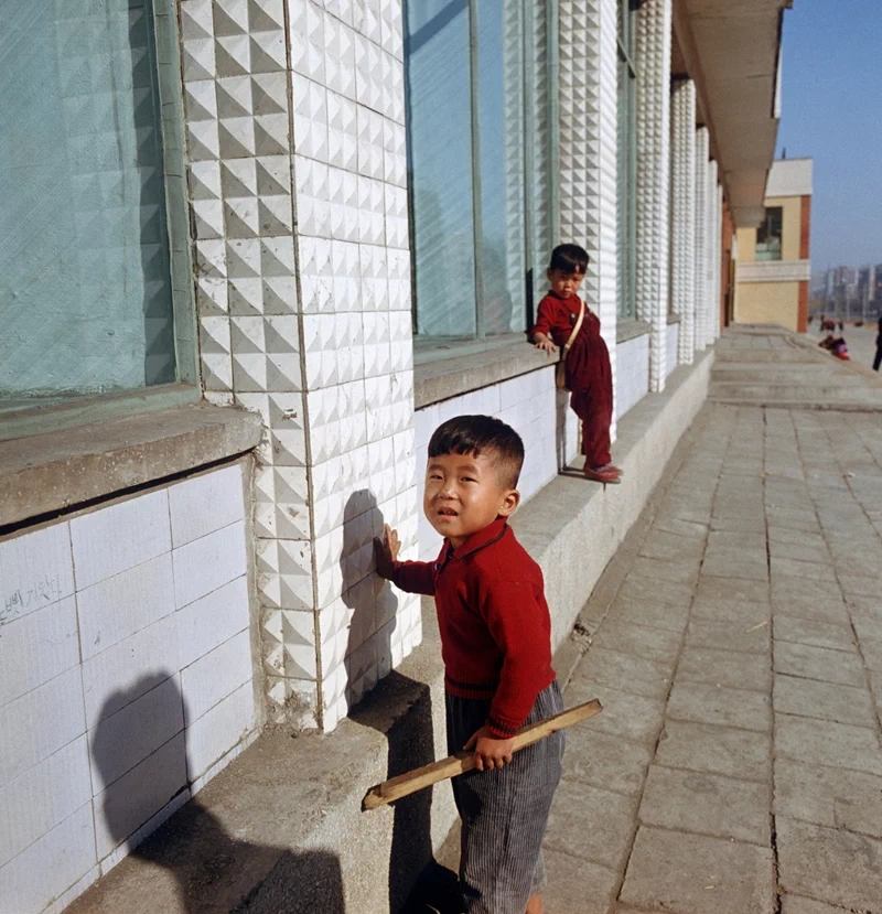 <p>
▲ 평양 근교 만경대(萬景臺)의 김일성 생가를 그리는 화가. ▲ 모란봉구역 천리마 동상. 1961년 4월 15일 김일성 49세 생일에 제막되었으며, 말에 타고 있는 사람이 들고 있는 붉은 편지까지의 높이는 46m이다. ▲ 북한 내각 종합청사. 1954년에 건설되었으며 한국 뉴스에 가장 많이 나오는 북한 건축물이다. ▲ 평양 보통문(普通門). 고구려 시대의 건축물로 북한의 국보 2호이다. (국보 1호는 평양성) ▲ 평양 보통문(普通門) 앞으로 천리마 9.25형 무궤도 전차가 지나가고 있다. ▲ 막 건설을 마친 깨끗한 거리와 건물들. '경제건설과 국방 건설을 병진시킬데 대한 당의 로선을 관철하자!'라는 체제경쟁 문구가 보인다. ▲ 11월의 추운 날씨에도 가벼운 옷차림으로 해맑은 아이들. 뒤쪽에 두껍게 껴입은 군인의 모습과 대비된다. ▲ 건물 옆에서 놀고 있는 아이들. ▲ 교복을 입은 여학생들이 밝은 모습으로 어울리고 있다. ▲ 사진작가 앞에 모여든 여학생들. ▲ 천리마거리에서 여학생들이 카메라 앞에서 책을 함께 보는 모습을 연출하고 있다. ▲ 색동저고리를 입은 아이와 아버지. 뒤쪽에 보이는 무궤도 전차는 '천리마 9.25형'으로 평양에서 제조되었으며, 현재는 1대만 남아있다.</p> <p>
▲ 현재 남아있는 천리마 9.25형 무궤도 전차 903호의 모습(2018년 4월 촬영). 김일성과 김정일이 시승했다는 이유로 차내에는 기념명판이 있으며 현재 350만 km 무사고 운행했음을 선전하고 있다. 차량 측면에 보이는 별들은 한 개당 5만 km 무사고 운행을 의미한다. ▲ 평양 학생소년궁전 앞을 여학생들이 열을 맞춰 걸어가고 있다. 글자는 잘렸지만 '김일성 원수님 고맙습니다'라는 문장임을 추측할 수 있다. ▲ 2015년에는 '김정은'으로 교체되었다. ▲ 평양에 남아있던 구식 가옥들. 멀리 신식 건축물들이 들어서는 모습이다. ▲ 천리마 거리의 건물들은 당시엔 최신식이었으나 지금은 많이 낡아 최고위급 간부들은 창광거리로 대거 이주하였다. ▲ 천리마거리는 1969년부터 건설을 시작해 1985년에 완공되었으며, 건설 당시에는 '서성거리'로 예정되었지만 김일성이 천리마거리로 개명하였다.</p> <p>
▲ 평양 천리마거리 위치(붉은 선) ▲ 천리마거리의 현대식 아파트와 아직 건설 전의 구식 건물들이 남아있던 모습. ▲ 새롭게 건설된 천리마 거리 모습. 사회주의식으로 지어진 건물들이 늘어서 있다. ▲ 조선노동당 제5차 대회 선전포스터. 이 시기에  마르크스-레닌주의에 김일성의 주체사상이 추가되었다. ▲ 조선혁명박물관을 관람하는 방문객. 현재 이 건물은 조선중앙역사박물관이 되었고, 조선혁명박물관은 1972년 만수대 언덕 위로 이전하였다.</p> <p>
▲ 평양대극장 벽의 프로파간다 포스터.</p> <p>
▲ 평양대극장은 조선식 건축양식으로 세워졌다.</p> <p>
▲ 모란봉극장(牡丹峰劇場). 그레코로만 양식으로 지어졌으며 이곳에서 김일성이 국가수반으로 추대되었다.
</p>
<p>
▲ 모란봉 극장(牡丹峰劇場)정문. 정면에 보이는 조각은 노동자, 농민, 근로자를 상징한다. ▲ 조국해방전쟁기념관은 평양에 있는 군사박물관으로 전쟁 직후인 1953년 8월 17일에 개관했다. 1974년, '조국해방전쟁 승리기념관'으로 개칭하고 재개장하였다. ▲ 모란봉경기장. 1926년에 건설되었으며 1945년 김일성이 평양에 들어와 처음 연설한 곳이기도 하다. 1969년에 모란봉 경기장으로 개칭되었으며, 1982년 증축과 함께 김일성경기장으로 바뀌었다. ▲ 대동강과 옥류교(玉流橋). 옥류교는 대동강에 있는 6개 교량 중 하나로 1971년 당시 대동강에는 대동교(大同橋)와 옥류교 2개만 있었다. ▲ 1971년 11월 4일, 평양시 모란봉구역 인민군 교예극장(人民軍巧藝劇場) 앞. 1964년 12월 건립 당시에는 평양 교예극장이었으나, 1989년 5월 인민군 교예극장으로 개칭되었다. ▲ 멀리서 본 인민군 교예극장(人民軍巧藝劇場) ▲ 가방에 무언가를 잔뜩 짊어진 학생들. ▲ 검은 저고리를 입은 북한 여대생들이 평양 거리를 걷고 있다. ▲ 평양 거리를 걷던 모자들이 사진작가를 바라보고 있다. ▲ 평양의 거리에서 손을 꼭 잡고 걸어가고 있는 어린 자매. ▲ 북한의 소학교(한국의 초등학교) 어린이들이 합창공연을 준비하는 모습. ▲ 평양 학생소년궁전(平壤學生小年宮殿)의 측면. 과외교육기관으로 1967년 4월 15일에 개교하였다. ▲ 평양 학생소년궁전 입장을 위해 모여있는 여학생들. ▲ 평양 학생소년궁전(平壤學生小年宮殿). ▲ 교복을 입은 소년들이 평양 학생소년궁전 앞에 서 있다. ▲ 평양 보육원의 아기가 침대 위에 걸린 모빌을 바라보고 있다. ▲ 보육원 침대에 누워있는 아기. ▲ 회전놀이기구를 즐기는 유치원 어린이들. ▲ 북한은 전쟁이 끝난 이후 중국과 소련의 원조를 받아 경제를 빠르게 발전시켰다. 그로 인해 1970년대 초까지만 해도 현재보다 오히려 형편이 나은 편이었다. ▲ 회전놀이기구에 아이들을 태우는 유치원 직원. ▲ 사진작가를 신기하게 쳐다보는, 지금은 50대가 되었을 북한 어린이들. ▲ 사진작가가 카메라를 들자 북을 치며 쳐다보는 북한 어린이들. ▲ 외국인 관광객 앞에서 미군 인형을 세워놓고 유치원 어린이들이 반미 율동을 하는 모습. 이 사진들은 동독의 사진작가 클라우스 모겐스턴(Klaus Morgenstern, 1939~2012)이 촬영하였다.</p> 15