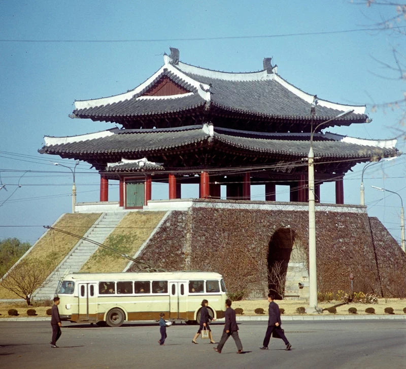 <p>
▲ 평양 근교 만경대(萬景臺)의 김일성 생가를 그리는 화가. ▲ 모란봉구역 천리마 동상. 1961년 4월 15일 김일성 49세 생일에 제막되었으며, 말에 타고 있는 사람이 들고 있는 붉은 편지까지의 높이는 46m이다. ▲ 북한 내각 종합청사. 1954년에 건설되었으며 한국 뉴스에 가장 많이 나오는 북한 건축물이다. ▲ 평양 보통문(普通門). 고구려 시대의 건축물로 북한의 국보 2호이다. (국보 1호는 평양성) ▲ 평양 보통문(普通門) 앞으로 천리마 9.25형 무궤도 전차가 지나가고 있다. ▲ 막 건설을 마친 깨끗한 거리와 건물들. '경제건설과 국방 건설을 병진시킬데 대한 당의 로선을 관철하자!'라는 체제경쟁 문구가 보인다. ▲ 11월의 추운 날씨에도 가벼운 옷차림으로 해맑은 아이들. 뒤쪽에 두껍게 껴입은 군인의 모습과 대비된다. ▲ 건물 옆에서 놀고 있는 아이들. ▲ 교복을 입은 여학생들이 밝은 모습으로 어울리고 있다. ▲ 사진작가 앞에 모여든 여학생들. ▲ 천리마거리에서 여학생들이 카메라 앞에서 책을 함께 보는 모습을 연출하고 있다. ▲ 색동저고리를 입은 아이와 아버지. 뒤쪽에 보이는 무궤도 전차는 '천리마 9.25형'으로 평양에서 제조되었으며, 현재는 1대만 남아있다.</p> <p>
▲ 현재 남아있는 천리마 9.25형 무궤도 전차 903호의 모습(2018년 4월 촬영). 김일성과 김정일이 시승했다는 이유로 차내에는 기념명판이 있으며 현재 350만 km 무사고 운행했음을 선전하고 있다. 차량 측면에 보이는 별들은 한 개당 5만 km 무사고 운행을 의미한다. ▲ 평양 학생소년궁전 앞을 여학생들이 열을 맞춰 걸어가고 있다. 글자는 잘렸지만 '김일성 원수님 고맙습니다'라는 문장임을 추측할 수 있다. ▲ 2015년에는 '김정은'으로 교체되었다. ▲ 평양에 남아있던 구식 가옥들. 멀리 신식 건축물들이 들어서는 모습이다. ▲ 천리마 거리의 건물들은 당시엔 최신식이었으나 지금은 많이 낡아 최고위급 간부들은 창광거리로 대거 이주하였다. ▲ 천리마거리는 1969년부터 건설을 시작해 1985년에 완공되었으며, 건설 당시에는 '서성거리'로 예정되었지만 김일성이 천리마거리로 개명하였다.</p> <p>
▲ 평양 천리마거리 위치(붉은 선) ▲ 천리마거리의 현대식 아파트와 아직 건설 전의 구식 건물들이 남아있던 모습. ▲ 새롭게 건설된 천리마 거리 모습. 사회주의식으로 지어진 건물들이 늘어서 있다. ▲ 조선노동당 제5차 대회 선전포스터. 이 시기에  마르크스-레닌주의에 김일성의 주체사상이 추가되었다. ▲ 조선혁명박물관을 관람하는 방문객. 현재 이 건물은 조선중앙역사박물관이 되었고, 조선혁명박물관은 1972년 만수대 언덕 위로 이전하였다.</p> <p>
▲ 평양대극장 벽의 프로파간다 포스터.</p> <p>
▲ 평양대극장은 조선식 건축양식으로 세워졌다.</p> <p>
▲ 모란봉극장(牡丹峰劇場). 그레코로만 양식으로 지어졌으며 이곳에서 김일성이 국가수반으로 추대되었다.
</p>
<p>
▲ 모란봉 극장(牡丹峰劇場)정문. 정면에 보이는 조각은 노동자, 농민, 근로자를 상징한다. ▲ 조국해방전쟁기념관은 평양에 있는 군사박물관으로 전쟁 직후인 1953년 8월 17일에 개관했다. 1974년, '조국해방전쟁 승리기념관'으로 개칭하고 재개장하였다. ▲ 모란봉경기장. 1926년에 건설되었으며 1945년 김일성이 평양에 들어와 처음 연설한 곳이기도 하다. 1969년에 모란봉 경기장으로 개칭되었으며, 1982년 증축과 함께 김일성경기장으로 바뀌었다. ▲ 대동강과 옥류교(玉流橋). 옥류교는 대동강에 있는 6개 교량 중 하나로 1971년 당시 대동강에는 대동교(大同橋)와 옥류교 2개만 있었다. ▲ 1971년 11월 4일, 평양시 모란봉구역 인민군 교예극장(人民軍巧藝劇場) 앞. 1964년 12월 건립 당시에는 평양 교예극장이었으나, 1989년 5월 인민군 교예극장으로 개칭되었다. ▲ 멀리서 본 인민군 교예극장(人民軍巧藝劇場) ▲ 가방에 무언가를 잔뜩 짊어진 학생들. ▲ 검은 저고리를 입은 북한 여대생들이 평양 거리를 걷고 있다. ▲ 평양 거리를 걷던 모자들이 사진작가를 바라보고 있다. ▲ 평양의 거리에서 손을 꼭 잡고 걸어가고 있는 어린 자매. ▲ 북한의 소학교(한국의 초등학교) 어린이들이 합창공연을 준비하는 모습. ▲ 평양 학생소년궁전(平壤學生小年宮殿)의 측면. 과외교육기관으로 1967년 4월 15일에 개교하였다. ▲ 평양 학생소년궁전 입장을 위해 모여있는 여학생들. ▲ 평양 학생소년궁전(平壤學生小年宮殿). ▲ 교복을 입은 소년들이 평양 학생소년궁전 앞에 서 있다. ▲ 평양 보육원의 아기가 침대 위에 걸린 모빌을 바라보고 있다. ▲ 보육원 침대에 누워있는 아기. ▲ 회전놀이기구를 즐기는 유치원 어린이들. ▲ 북한은 전쟁이 끝난 이후 중국과 소련의 원조를 받아 경제를 빠르게 발전시켰다. 그로 인해 1970년대 초까지만 해도 현재보다 오히려 형편이 나은 편이었다. ▲ 회전놀이기구에 아이들을 태우는 유치원 직원. ▲ 사진작가를 신기하게 쳐다보는, 지금은 50대가 되었을 북한 어린이들. ▲ 사진작가가 카메라를 들자 북을 치며 쳐다보는 북한 어린이들. ▲ 외국인 관광객 앞에서 미군 인형을 세워놓고 유치원 어린이들이 반미 율동을 하는 모습. 이 사진들은 동독의 사진작가 클라우스 모겐스턴(Klaus Morgenstern, 1939~2012)이 촬영하였다.</p> 9