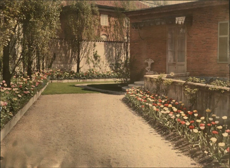 빌라 보니에(Villa Bonnier)는 스웨덴 스톡홀름시 중심으로부터 동쪽 외스테르말(Östermalm) 지역 내 '외교가(Diplomatstaden)'에 위치한 아름다운 건물로, 스웨덴의 유명한 건축가 라그나르 외스트베리(Ragnar Östberg, 1866~1945)에 의해 설계되었다. 7