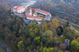 체코 남모라바주의 즈노이모(Znojmo)에서 북서쪽 25km에 위치한 비토프 성(Bítov Castle)은 중세 시대인 11세기에 지어진 오래된 건물이다. 7