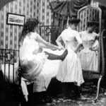 16세기부터 에드워드 시대(1901~1910)에 이르기까지 서구의 여성들이 패션을 완성하기 위해서 빼놓을 수 없었던 필수품이 '코르셋(corset)'이었다. 25