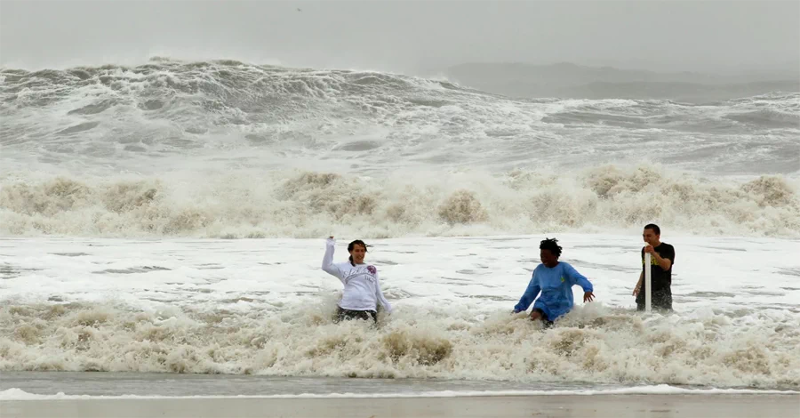 2012년 10월 말, 허리케인 샌디(Hurricane Sandy)가 뉴욕에 상륙할 즈음 인터넷과 SNS에는 각종 허리케인과 관련된 진짜와 가짜 사진이 뒤섞여 급속도로 퍼져나갔다. 47