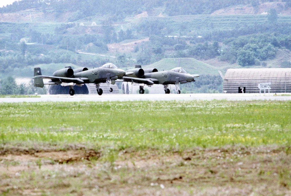 지구 반대편으로 가는 남편에 대한 애정과 함께, 당시만 해도 문화나 경제력보다는 위험한 분쟁지역으로만 알려진 한국의 위상을 간접적으로 알 수 있다. 3