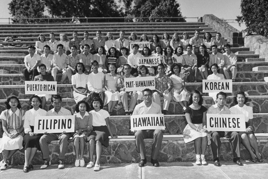 아래 사진은 1948년, 하와이 대학교(University of Hawaii)의 학생들이 하와이의 다양한 인종구성과 인구수를 표현하고 있는 모습이다. 과반수 이상의 인구를 맨 뒷줄의 백인(Caucasian)과 일본인이 차지하고 있다. 1