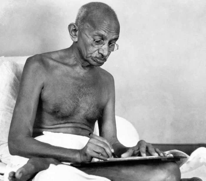 인도인들의 정신적 지주이자 지도자인 마하트마 간디(Mahatma Gandhi, 1869~1948)는 마른 몸으로 글을 쓰거나 앉아있는 사진이 대부분이기에 백인 여성과 춤을 추는 아래의 사진은 역동적인 간디의 유일한 모습으로 놀라움을 주었다. 11