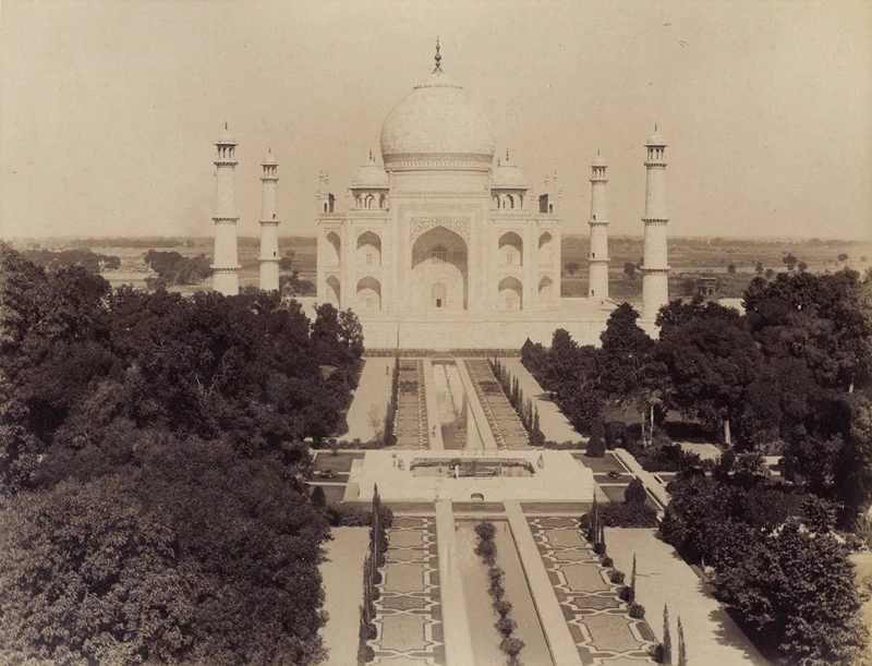 <p>
▲ 1880년대, 인도의 대표적인 건축물 타지마할(ताज महल / Taj Mahal).</p> <p>
▲ 1880년대, 수로 앞에서 촬영한 타지마할. ▲ 1880년대, 근접 촬영한 타지마할. ▲ 1880년대, 타지마할 내부의 석관. 무굴 제국의 황후였던 뭄타즈 마할(Mumtaz Mahal, 1593~1631)의 것으로 5대 황제 샤 자한(Shah Jahan, 1591~1666)은 사랑하는 황후의 영묘로 타지마할을 건설했다.</p> <p>
▲ 1880년대, 인도 봄베이(현재의 뭄바이) 남부에 있는 고대 시바교 사원인 바불나트 사원(Babulnath Temple). 1980년대까지 바불나트 사원은 봄베이에서 가장 높은 구조물이었다. ▲ 1880년대, 봄베이의 공원. 봄베이(Bombay)는 1995년 현재의 명칭인 '뭄바이(Mumbai)'로 변경되었다. ▲ 1880년대, 봄베이(Bombay)의 아름다운 도로. ▲ 1880년대, 봄베이 항구 전경. 뭄바이항은 현재도 인도 해상무역의 70%를 차지하고 있다. ▲ 1880년대, 갠지스 강변에서 본 바라나시(वाराणसी / Varanasi). 당시에는 베나레스(Benares)로 불렸다. ▲ 1880년대, 베나레스(바라나시). 이곳은 힌두교의 최대 성지로 알려져 있다. ▲ 1880년대, 반대쪽에서 본 베나레스(바라나시). ▲ 1880년대, 강변에서 본 힌두교 사원. ▲ 1885년, 거리에서 펌프를 이용해 물주머니를 채우고 있는 남자들. ▲ 1880년대, 인도의 산악지역에 건설된 다르질링 히말라야 철도(Darjeeling Himalayan Railway, DHR). 다르질링 지역의 차를 운송하기 위해 건설되었다. ▲ 1880년대, 숲길을 가로지르는 다르질링 히말라야 철도(Darjeeling Himalayan Railway, DHR). 인도의 산악철도 중 가장 먼저 건설된 것으로 1881년에 개통되었다. ▲ 1880년대, 상공에서 본 다르질링 히말라야 철도(Darjeeling Himalayan Railway, DHR). 인도 산악철도는 1999년 유네스코 세계유산으로 등재되었다. ▲ 1880년대, 인도 델리의 붉은 요새(Red Fort)에 있는 접견실 디완이카스(Diwan-i-Khas). 무굴 제국의 5대 황제 샤 자한(Shah Jahan, 1591~1666)이 궁정을 열거나 국빈을 맞이하기 위해 만들어진 장소였다. ▲ 1890년대, 꾸뜹미나르(Qutub Minar). 1199년에서 1220년 사이에 지어진 것으로 72.5m에 달한다. ▲ 1890년대, 꾸뜹미나르(Qutub Minar)의 전체모습. ▲ 1880년대, 인도 가정의 모습. ▲ 1880년대, 인도 서부에 거주하는 빌족(Bheel) 여성들이 물을 길어가고 있다.</p> <p>
▲ 1880년대, 러크나우(Lucknow)의 레지던시(Residency) 유적. 영국통감부의 거주지였던 곳으로 1857년 세포이항쟁(Indian Rebellion of 1857)이후로 폐허가 되었다. ▲ 1880년대, 러크나우(Lucknow) 레지던시(Residency) 유적의 건물. 폐허가 된 건물들은 현재도 관광명소로 남아있다.</p> <p>
▲ 1880년대, 세포이항쟁으로 파괴된 러크나우(Lucknow)의 18세기 저택 '딜쿠샤 코티(Dilkusha Kothi)'와 아름다운 정원. 서울 행촌동에 있는 앨버트 테일러 가옥 '딜쿠샤(Dilkusha)'가 바로 이곳에서 따온 이름이다.</p> <p>
▲ 1880년대, 러크나우(Lucknow)의 사립학교 라마르티니에르(La Martinière College). 1845년에 설립되었으며 현재도 가장 잘 보존된 영국 식민지시대 건물로 남아있다.</p> <p>
▲ 1880년대, 라호르 요새(Lahore Fort). 현재는 파키스탄에 속해있다. ▲ 1880년대, 라호르(Lahore)의 와지르 칸 모스크(Wazir Khan Mosque). ▲ 1880년대, 마두라이(மதுரை / Madurai)의 스리미낙시 사원(Sri Meenakshi Temple). ▲ 1880년대, 말이 끄는 수레에 탄 남자들. ▲ 1880년대, 봄베이(현재의 뭄바이) 인근 해변. ▲ 1880년대, 아부산(Mount Abu)인근의 나키 호수(Nakki Lake). ▲ 1880년대, 뭄바이 동쪽 엘레판타섬(Elephanta Island)의 힌두교 사원의 조각. ▲ 1880년대, 엘레판타섬(Elephanta Island)의 힌두교 사원. 엘레판타 동굴(Elephanta Caves)은 1987년 유네스코 세계유산으로 등재되었다. ▲ 1880년대, 전통 복장을 입고 춤을 추는 인도의 무희. ▲ 1890년대, 인도 타밀나두주 티루치라팔리(Tiruchirappalli)의 라자 고푸람(Raja Gopuram). ▲ 1890년대, 83m 높이의 바위 위에 지어진 티루치라팔리 바위 요새(Tiruchirappalli Rock Fort). ▲ 1880년대, 인도 거리의 고행자.</p> <p>
▲  1880년대, 우타르프라데시주 파테푸르 시크리(Fatehpur Sikri)의 이슬람 모스크 자마 마스지드(Jama Masjid). 무굴 제국의 황제 악바르(Akbar)가 파테푸르 시크리를 수도로 정하면서 지은 것으로 자마 모스크(Jama Mosque)로도 알려져 있다. ▲ 1880년대, 파테푸르 시크리(Fatehpur Sikri)의 이슬람 모스크 자마 마스지드(Jama Masjid)의 안뜰. 좌측에 있는 건물은 수피교 성인 샤이크 살림 치슈티(Shaikh Salim Chisti, 1480~1572)의 묘소이다. ▲ 1880년대, 파테푸르 시크리(Fatehpur Sikri)의 '승리의 문' 불란드 다르와자(Buland Darwaza). 1575년 무굴 제국의 황제 악바르(Akbar)가 구자라트를 점령한 기념으로 건축하였으며, 자마 마스지드(Jama Masjid)의 남쪽 문 역할을 한다.</p> <p>
▲ 1880년대, 파테푸르 시크리(Fatehpur Sikri)의 판치 마할(Panch Mahal). 무굴 제국의 황제 악바르(Akbar)가 여흥을 위해 사용한 건물로 추정하고 있다.</p> 1