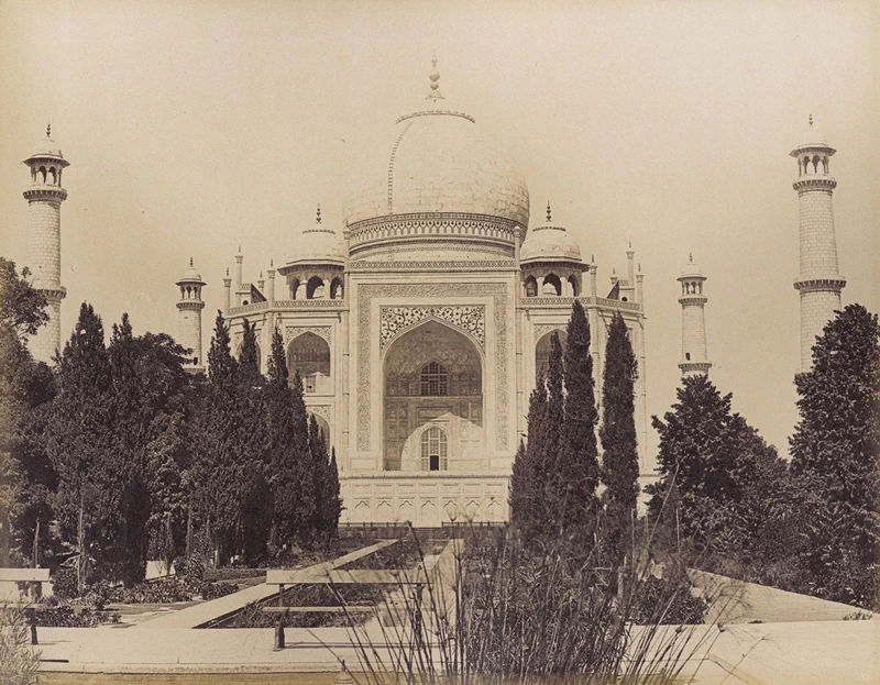 <p>
▲ 1880년대, 인도의 대표적인 건축물 타지마할(ताज महल / Taj Mahal).</p> <p>
▲ 1880년대, 수로 앞에서 촬영한 타지마할. ▲ 1880년대, 근접 촬영한 타지마할. ▲ 1880년대, 타지마할 내부의 석관. 무굴 제국의 황후였던 뭄타즈 마할(Mumtaz Mahal, 1593~1631)의 것으로 5대 황제 샤 자한(Shah Jahan, 1591~1666)은 사랑하는 황후의 영묘로 타지마할을 건설했다.</p> <p>
▲ 1880년대, 인도 봄베이(현재의 뭄바이) 남부에 있는 고대 시바교 사원인 바불나트 사원(Babulnath Temple). 1980년대까지 바불나트 사원은 봄베이에서 가장 높은 구조물이었다. ▲ 1880년대, 봄베이의 공원. 봄베이(Bombay)는 1995년 현재의 명칭인 '뭄바이(Mumbai)'로 변경되었다. ▲ 1880년대, 봄베이(Bombay)의 아름다운 도로. ▲ 1880년대, 봄베이 항구 전경. 뭄바이항은 현재도 인도 해상무역의 70%를 차지하고 있다. ▲ 1880년대, 갠지스 강변에서 본 바라나시(वाराणसी / Varanasi). 당시에는 베나레스(Benares)로 불렸다. ▲ 1880년대, 베나레스(바라나시). 이곳은 힌두교의 최대 성지로 알려져 있다. ▲ 1880년대, 반대쪽에서 본 베나레스(바라나시). ▲ 1880년대, 강변에서 본 힌두교 사원. ▲ 1885년, 거리에서 펌프를 이용해 물주머니를 채우고 있는 남자들. ▲ 1880년대, 인도의 산악지역에 건설된 다르질링 히말라야 철도(Darjeeling Himalayan Railway, DHR). 다르질링 지역의 차를 운송하기 위해 건설되었다. ▲ 1880년대, 숲길을 가로지르는 다르질링 히말라야 철도(Darjeeling Himalayan Railway, DHR). 인도의 산악철도 중 가장 먼저 건설된 것으로 1881년에 개통되었다. ▲ 1880년대, 상공에서 본 다르질링 히말라야 철도(Darjeeling Himalayan Railway, DHR). 인도 산악철도는 1999년 유네스코 세계유산으로 등재되었다. ▲ 1880년대, 인도 델리의 붉은 요새(Red Fort)에 있는 접견실 디완이카스(Diwan-i-Khas). 무굴 제국의 5대 황제 샤 자한(Shah Jahan, 1591~1666)이 궁정을 열거나 국빈을 맞이하기 위해 만들어진 장소였다. ▲ 1890년대, 꾸뜹미나르(Qutub Minar). 1199년에서 1220년 사이에 지어진 것으로 72.5m에 달한다. ▲ 1890년대, 꾸뜹미나르(Qutub Minar)의 전체모습. ▲ 1880년대, 인도 가정의 모습. ▲ 1880년대, 인도 서부에 거주하는 빌족(Bheel) 여성들이 물을 길어가고 있다.</p> <p>
▲ 1880년대, 러크나우(Lucknow)의 레지던시(Residency) 유적. 영국통감부의 거주지였던 곳으로 1857년 세포이항쟁(Indian Rebellion of 1857)이후로 폐허가 되었다. ▲ 1880년대, 러크나우(Lucknow) 레지던시(Residency) 유적의 건물. 폐허가 된 건물들은 현재도 관광명소로 남아있다.</p> <p>
▲ 1880년대, 세포이항쟁으로 파괴된 러크나우(Lucknow)의 18세기 저택 '딜쿠샤 코티(Dilkusha Kothi)'와 아름다운 정원. 서울 행촌동에 있는 앨버트 테일러 가옥 '딜쿠샤(Dilkusha)'가 바로 이곳에서 따온 이름이다.</p> <p>
▲ 1880년대, 러크나우(Lucknow)의 사립학교 라마르티니에르(La Martinière College). 1845년에 설립되었으며 현재도 가장 잘 보존된 영국 식민지시대 건물로 남아있다.</p> <p>
▲ 1880년대, 라호르 요새(Lahore Fort). 현재는 파키스탄에 속해있다. ▲ 1880년대, 라호르(Lahore)의 와지르 칸 모스크(Wazir Khan Mosque). ▲ 1880년대, 마두라이(மதுரை / Madurai)의 스리미낙시 사원(Sri Meenakshi Temple). ▲ 1880년대, 말이 끄는 수레에 탄 남자들. ▲ 1880년대, 봄베이(현재의 뭄바이) 인근 해변. ▲ 1880년대, 아부산(Mount Abu)인근의 나키 호수(Nakki Lake). ▲ 1880년대, 뭄바이 동쪽 엘레판타섬(Elephanta Island)의 힌두교 사원의 조각. ▲ 1880년대, 엘레판타섬(Elephanta Island)의 힌두교 사원. 엘레판타 동굴(Elephanta Caves)은 1987년 유네스코 세계유산으로 등재되었다. ▲ 1880년대, 전통 복장을 입고 춤을 추는 인도의 무희. ▲ 1890년대, 인도 타밀나두주 티루치라팔리(Tiruchirappalli)의 라자 고푸람(Raja Gopuram). ▲ 1890년대, 83m 높이의 바위 위에 지어진 티루치라팔리 바위 요새(Tiruchirappalli Rock Fort). ▲ 1880년대, 인도 거리의 고행자.</p> <p>
▲  1880년대, 우타르프라데시주 파테푸르 시크리(Fatehpur Sikri)의 이슬람 모스크 자마 마스지드(Jama Masjid). 무굴 제국의 황제 악바르(Akbar)가 파테푸르 시크리를 수도로 정하면서 지은 것으로 자마 모스크(Jama Mosque)로도 알려져 있다. ▲ 1880년대, 파테푸르 시크리(Fatehpur Sikri)의 이슬람 모스크 자마 마스지드(Jama Masjid)의 안뜰. 좌측에 있는 건물은 수피교 성인 샤이크 살림 치슈티(Shaikh Salim Chisti, 1480~1572)의 묘소이다. ▲ 1880년대, 파테푸르 시크리(Fatehpur Sikri)의 '승리의 문' 불란드 다르와자(Buland Darwaza). 1575년 무굴 제국의 황제 악바르(Akbar)가 구자라트를 점령한 기념으로 건축하였으며, 자마 마스지드(Jama Masjid)의 남쪽 문 역할을 한다.</p> <p>
▲ 1880년대, 파테푸르 시크리(Fatehpur Sikri)의 판치 마할(Panch Mahal). 무굴 제국의 황제 악바르(Akbar)가 여흥을 위해 사용한 건물로 추정하고 있다.</p> 3