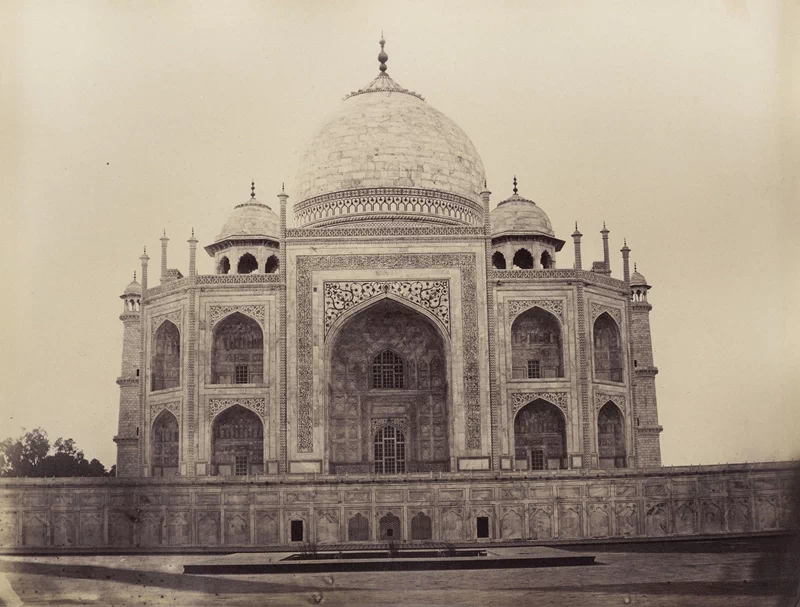 <p>
▲ 1880년대, 인도의 대표적인 건축물 타지마할(ताज महल / Taj Mahal).</p> <p>
▲ 1880년대, 수로 앞에서 촬영한 타지마할. ▲ 1880년대, 근접 촬영한 타지마할. ▲ 1880년대, 타지마할 내부의 석관. 무굴 제국의 황후였던 뭄타즈 마할(Mumtaz Mahal, 1593~1631)의 것으로 5대 황제 샤 자한(Shah Jahan, 1591~1666)은 사랑하는 황후의 영묘로 타지마할을 건설했다.</p> <p>
▲ 1880년대, 인도 봄베이(현재의 뭄바이) 남부에 있는 고대 시바교 사원인 바불나트 사원(Babulnath Temple). 1980년대까지 바불나트 사원은 봄베이에서 가장 높은 구조물이었다. ▲ 1880년대, 봄베이의 공원. 봄베이(Bombay)는 1995년 현재의 명칭인 '뭄바이(Mumbai)'로 변경되었다. ▲ 1880년대, 봄베이(Bombay)의 아름다운 도로. ▲ 1880년대, 봄베이 항구 전경. 뭄바이항은 현재도 인도 해상무역의 70%를 차지하고 있다. ▲ 1880년대, 갠지스 강변에서 본 바라나시(वाराणसी / Varanasi). 당시에는 베나레스(Benares)로 불렸다. ▲ 1880년대, 베나레스(바라나시). 이곳은 힌두교의 최대 성지로 알려져 있다. ▲ 1880년대, 반대쪽에서 본 베나레스(바라나시). ▲ 1880년대, 강변에서 본 힌두교 사원. ▲ 1885년, 거리에서 펌프를 이용해 물주머니를 채우고 있는 남자들. ▲ 1880년대, 인도의 산악지역에 건설된 다르질링 히말라야 철도(Darjeeling Himalayan Railway, DHR). 다르질링 지역의 차를 운송하기 위해 건설되었다. ▲ 1880년대, 숲길을 가로지르는 다르질링 히말라야 철도(Darjeeling Himalayan Railway, DHR). 인도의 산악철도 중 가장 먼저 건설된 것으로 1881년에 개통되었다. ▲ 1880년대, 상공에서 본 다르질링 히말라야 철도(Darjeeling Himalayan Railway, DHR). 인도 산악철도는 1999년 유네스코 세계유산으로 등재되었다. ▲ 1880년대, 인도 델리의 붉은 요새(Red Fort)에 있는 접견실 디완이카스(Diwan-i-Khas). 무굴 제국의 5대 황제 샤 자한(Shah Jahan, 1591~1666)이 궁정을 열거나 국빈을 맞이하기 위해 만들어진 장소였다. ▲ 1890년대, 꾸뜹미나르(Qutub Minar). 1199년에서 1220년 사이에 지어진 것으로 72.5m에 달한다. ▲ 1890년대, 꾸뜹미나르(Qutub Minar)의 전체모습. ▲ 1880년대, 인도 가정의 모습. ▲ 1880년대, 인도 서부에 거주하는 빌족(Bheel) 여성들이 물을 길어가고 있다.</p> <p>
▲ 1880년대, 러크나우(Lucknow)의 레지던시(Residency) 유적. 영국통감부의 거주지였던 곳으로 1857년 세포이항쟁(Indian Rebellion of 1857)이후로 폐허가 되었다. ▲ 1880년대, 러크나우(Lucknow) 레지던시(Residency) 유적의 건물. 폐허가 된 건물들은 현재도 관광명소로 남아있다.</p> <p>
▲ 1880년대, 세포이항쟁으로 파괴된 러크나우(Lucknow)의 18세기 저택 '딜쿠샤 코티(Dilkusha Kothi)'와 아름다운 정원. 서울 행촌동에 있는 앨버트 테일러 가옥 '딜쿠샤(Dilkusha)'가 바로 이곳에서 따온 이름이다.</p> <p>
▲ 1880년대, 러크나우(Lucknow)의 사립학교 라마르티니에르(La Martinière College). 1845년에 설립되었으며 현재도 가장 잘 보존된 영국 식민지시대 건물로 남아있다.</p> <p>
▲ 1880년대, 라호르 요새(Lahore Fort). 현재는 파키스탄에 속해있다. ▲ 1880년대, 라호르(Lahore)의 와지르 칸 모스크(Wazir Khan Mosque). ▲ 1880년대, 마두라이(மதுரை / Madurai)의 스리미낙시 사원(Sri Meenakshi Temple). ▲ 1880년대, 말이 끄는 수레에 탄 남자들. ▲ 1880년대, 봄베이(현재의 뭄바이) 인근 해변. ▲ 1880년대, 아부산(Mount Abu)인근의 나키 호수(Nakki Lake). ▲ 1880년대, 뭄바이 동쪽 엘레판타섬(Elephanta Island)의 힌두교 사원의 조각. ▲ 1880년대, 엘레판타섬(Elephanta Island)의 힌두교 사원. 엘레판타 동굴(Elephanta Caves)은 1987년 유네스코 세계유산으로 등재되었다. ▲ 1880년대, 전통 복장을 입고 춤을 추는 인도의 무희. ▲ 1890년대, 인도 타밀나두주 티루치라팔리(Tiruchirappalli)의 라자 고푸람(Raja Gopuram). ▲ 1890년대, 83m 높이의 바위 위에 지어진 티루치라팔리 바위 요새(Tiruchirappalli Rock Fort). ▲ 1880년대, 인도 거리의 고행자.</p> <p>
▲  1880년대, 우타르프라데시주 파테푸르 시크리(Fatehpur Sikri)의 이슬람 모스크 자마 마스지드(Jama Masjid). 무굴 제국의 황제 악바르(Akbar)가 파테푸르 시크리를 수도로 정하면서 지은 것으로 자마 모스크(Jama Mosque)로도 알려져 있다. ▲ 1880년대, 파테푸르 시크리(Fatehpur Sikri)의 이슬람 모스크 자마 마스지드(Jama Masjid)의 안뜰. 좌측에 있는 건물은 수피교 성인 샤이크 살림 치슈티(Shaikh Salim Chisti, 1480~1572)의 묘소이다. ▲ 1880년대, 파테푸르 시크리(Fatehpur Sikri)의 '승리의 문' 불란드 다르와자(Buland Darwaza). 1575년 무굴 제국의 황제 악바르(Akbar)가 구자라트를 점령한 기념으로 건축하였으며, 자마 마스지드(Jama Masjid)의 남쪽 문 역할을 한다.</p> <p>
▲ 1880년대, 파테푸르 시크리(Fatehpur Sikri)의 판치 마할(Panch Mahal). 무굴 제국의 황제 악바르(Akbar)가 여흥을 위해 사용한 건물로 추정하고 있다.</p> 5