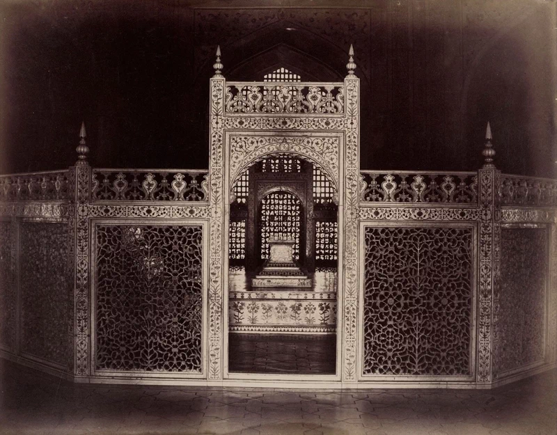 <p>
▲ 1880년대, 인도의 대표적인 건축물 타지마할(ताज महल / Taj Mahal).</p> <p>
▲ 1880년대, 수로 앞에서 촬영한 타지마할. ▲ 1880년대, 근접 촬영한 타지마할. ▲ 1880년대, 타지마할 내부의 석관. 무굴 제국의 황후였던 뭄타즈 마할(Mumtaz Mahal, 1593~1631)의 것으로 5대 황제 샤 자한(Shah Jahan, 1591~1666)은 사랑하는 황후의 영묘로 타지마할을 건설했다.</p> <p>
▲ 1880년대, 인도 봄베이(현재의 뭄바이) 남부에 있는 고대 시바교 사원인 바불나트 사원(Babulnath Temple). 1980년대까지 바불나트 사원은 봄베이에서 가장 높은 구조물이었다. ▲ 1880년대, 봄베이의 공원. 봄베이(Bombay)는 1995년 현재의 명칭인 '뭄바이(Mumbai)'로 변경되었다. ▲ 1880년대, 봄베이(Bombay)의 아름다운 도로. ▲ 1880년대, 봄베이 항구 전경. 뭄바이항은 현재도 인도 해상무역의 70%를 차지하고 있다. ▲ 1880년대, 갠지스 강변에서 본 바라나시(वाराणसी / Varanasi). 당시에는 베나레스(Benares)로 불렸다. ▲ 1880년대, 베나레스(바라나시). 이곳은 힌두교의 최대 성지로 알려져 있다. ▲ 1880년대, 반대쪽에서 본 베나레스(바라나시). ▲ 1880년대, 강변에서 본 힌두교 사원. ▲ 1885년, 거리에서 펌프를 이용해 물주머니를 채우고 있는 남자들. ▲ 1880년대, 인도의 산악지역에 건설된 다르질링 히말라야 철도(Darjeeling Himalayan Railway, DHR). 다르질링 지역의 차를 운송하기 위해 건설되었다. ▲ 1880년대, 숲길을 가로지르는 다르질링 히말라야 철도(Darjeeling Himalayan Railway, DHR). 인도의 산악철도 중 가장 먼저 건설된 것으로 1881년에 개통되었다. ▲ 1880년대, 상공에서 본 다르질링 히말라야 철도(Darjeeling Himalayan Railway, DHR). 인도 산악철도는 1999년 유네스코 세계유산으로 등재되었다. ▲ 1880년대, 인도 델리의 붉은 요새(Red Fort)에 있는 접견실 디완이카스(Diwan-i-Khas). 무굴 제국의 5대 황제 샤 자한(Shah Jahan, 1591~1666)이 궁정을 열거나 국빈을 맞이하기 위해 만들어진 장소였다. ▲ 1890년대, 꾸뜹미나르(Qutub Minar). 1199년에서 1220년 사이에 지어진 것으로 72.5m에 달한다. ▲ 1890년대, 꾸뜹미나르(Qutub Minar)의 전체모습. ▲ 1880년대, 인도 가정의 모습. ▲ 1880년대, 인도 서부에 거주하는 빌족(Bheel) 여성들이 물을 길어가고 있다.</p> <p>
▲ 1880년대, 러크나우(Lucknow)의 레지던시(Residency) 유적. 영국통감부의 거주지였던 곳으로 1857년 세포이항쟁(Indian Rebellion of 1857)이후로 폐허가 되었다. ▲ 1880년대, 러크나우(Lucknow) 레지던시(Residency) 유적의 건물. 폐허가 된 건물들은 현재도 관광명소로 남아있다.</p> <p>
▲ 1880년대, 세포이항쟁으로 파괴된 러크나우(Lucknow)의 18세기 저택 '딜쿠샤 코티(Dilkusha Kothi)'와 아름다운 정원. 서울 행촌동에 있는 앨버트 테일러 가옥 '딜쿠샤(Dilkusha)'가 바로 이곳에서 따온 이름이다.</p> <p>
▲ 1880년대, 러크나우(Lucknow)의 사립학교 라마르티니에르(La Martinière College). 1845년에 설립되었으며 현재도 가장 잘 보존된 영국 식민지시대 건물로 남아있다.</p> <p>
▲ 1880년대, 라호르 요새(Lahore Fort). 현재는 파키스탄에 속해있다. ▲ 1880년대, 라호르(Lahore)의 와지르 칸 모스크(Wazir Khan Mosque). ▲ 1880년대, 마두라이(மதுரை / Madurai)의 스리미낙시 사원(Sri Meenakshi Temple). ▲ 1880년대, 말이 끄는 수레에 탄 남자들. ▲ 1880년대, 봄베이(현재의 뭄바이) 인근 해변. ▲ 1880년대, 아부산(Mount Abu)인근의 나키 호수(Nakki Lake). ▲ 1880년대, 뭄바이 동쪽 엘레판타섬(Elephanta Island)의 힌두교 사원의 조각. ▲ 1880년대, 엘레판타섬(Elephanta Island)의 힌두교 사원. 엘레판타 동굴(Elephanta Caves)은 1987년 유네스코 세계유산으로 등재되었다. ▲ 1880년대, 전통 복장을 입고 춤을 추는 인도의 무희. ▲ 1890년대, 인도 타밀나두주 티루치라팔리(Tiruchirappalli)의 라자 고푸람(Raja Gopuram). ▲ 1890년대, 83m 높이의 바위 위에 지어진 티루치라팔리 바위 요새(Tiruchirappalli Rock Fort). ▲ 1880년대, 인도 거리의 고행자.</p> <p>
▲  1880년대, 우타르프라데시주 파테푸르 시크리(Fatehpur Sikri)의 이슬람 모스크 자마 마스지드(Jama Masjid). 무굴 제국의 황제 악바르(Akbar)가 파테푸르 시크리를 수도로 정하면서 지은 것으로 자마 모스크(Jama Mosque)로도 알려져 있다. ▲ 1880년대, 파테푸르 시크리(Fatehpur Sikri)의 이슬람 모스크 자마 마스지드(Jama Masjid)의 안뜰. 좌측에 있는 건물은 수피교 성인 샤이크 살림 치슈티(Shaikh Salim Chisti, 1480~1572)의 묘소이다. ▲ 1880년대, 파테푸르 시크리(Fatehpur Sikri)의 '승리의 문' 불란드 다르와자(Buland Darwaza). 1575년 무굴 제국의 황제 악바르(Akbar)가 구자라트를 점령한 기념으로 건축하였으며, 자마 마스지드(Jama Masjid)의 남쪽 문 역할을 한다.</p> <p>
▲ 1880년대, 파테푸르 시크리(Fatehpur Sikri)의 판치 마할(Panch Mahal). 무굴 제국의 황제 악바르(Akbar)가 여흥을 위해 사용한 건물로 추정하고 있다.</p> 7