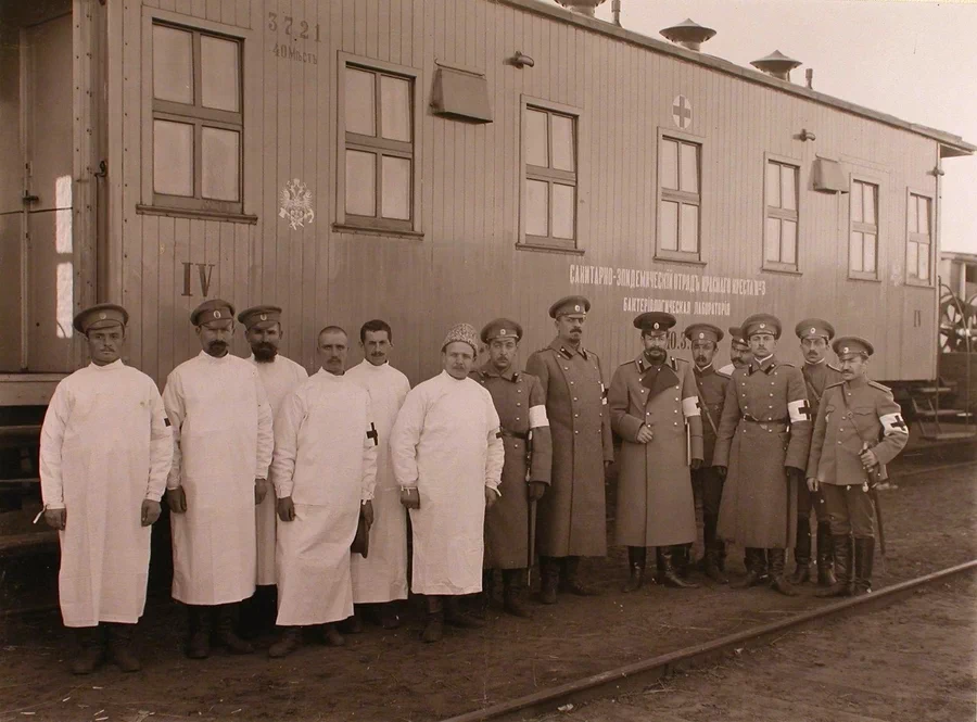 러시아 제국의 적십자사 병원열차는 1914년부터 1918년까지 제1차 세계대전에서 활동한 의료용 열차이다. 이 열차는 당시 전쟁터에서 부상당한 병사들을 수송하고 치료하는 데 사용되었다. 15