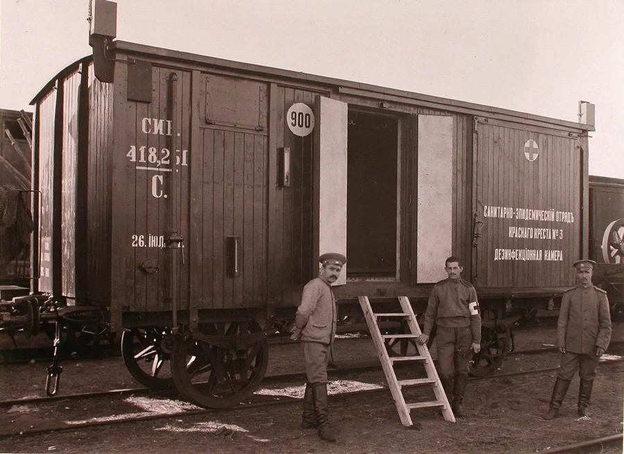 러시아 제국의 적십자사 병원열차는 1914년부터 1918년까지 제1차 세계대전에서 활동한 의료용 열차이다. 이 열차는 당시 전쟁터에서 부상당한 병사들을 수송하고 치료하는 데 사용되었다. 21