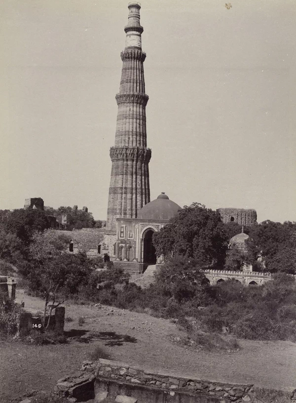 <p>
▲ 1880년대, 인도의 대표적인 건축물 타지마할(ताज महल / Taj Mahal).</p> <p>
▲ 1880년대, 수로 앞에서 촬영한 타지마할. ▲ 1880년대, 근접 촬영한 타지마할. ▲ 1880년대, 타지마할 내부의 석관. 무굴 제국의 황후였던 뭄타즈 마할(Mumtaz Mahal, 1593~1631)의 것으로 5대 황제 샤 자한(Shah Jahan, 1591~1666)은 사랑하는 황후의 영묘로 타지마할을 건설했다.</p> <p>
▲ 1880년대, 인도 봄베이(현재의 뭄바이) 남부에 있는 고대 시바교 사원인 바불나트 사원(Babulnath Temple). 1980년대까지 바불나트 사원은 봄베이에서 가장 높은 구조물이었다. ▲ 1880년대, 봄베이의 공원. 봄베이(Bombay)는 1995년 현재의 명칭인 '뭄바이(Mumbai)'로 변경되었다. ▲ 1880년대, 봄베이(Bombay)의 아름다운 도로. ▲ 1880년대, 봄베이 항구 전경. 뭄바이항은 현재도 인도 해상무역의 70%를 차지하고 있다. ▲ 1880년대, 갠지스 강변에서 본 바라나시(वाराणसी / Varanasi). 당시에는 베나레스(Benares)로 불렸다. ▲ 1880년대, 베나레스(바라나시). 이곳은 힌두교의 최대 성지로 알려져 있다. ▲ 1880년대, 반대쪽에서 본 베나레스(바라나시). ▲ 1880년대, 강변에서 본 힌두교 사원. ▲ 1885년, 거리에서 펌프를 이용해 물주머니를 채우고 있는 남자들. ▲ 1880년대, 인도의 산악지역에 건설된 다르질링 히말라야 철도(Darjeeling Himalayan Railway, DHR). 다르질링 지역의 차를 운송하기 위해 건설되었다. ▲ 1880년대, 숲길을 가로지르는 다르질링 히말라야 철도(Darjeeling Himalayan Railway, DHR). 인도의 산악철도 중 가장 먼저 건설된 것으로 1881년에 개통되었다. ▲ 1880년대, 상공에서 본 다르질링 히말라야 철도(Darjeeling Himalayan Railway, DHR). 인도 산악철도는 1999년 유네스코 세계유산으로 등재되었다. ▲ 1880년대, 인도 델리의 붉은 요새(Red Fort)에 있는 접견실 디완이카스(Diwan-i-Khas). 무굴 제국의 5대 황제 샤 자한(Shah Jahan, 1591~1666)이 궁정을 열거나 국빈을 맞이하기 위해 만들어진 장소였다. ▲ 1890년대, 꾸뜹미나르(Qutub Minar). 1199년에서 1220년 사이에 지어진 것으로 72.5m에 달한다. ▲ 1890년대, 꾸뜹미나르(Qutub Minar)의 전체모습. ▲ 1880년대, 인도 가정의 모습. ▲ 1880년대, 인도 서부에 거주하는 빌족(Bheel) 여성들이 물을 길어가고 있다.</p> <p>
▲ 1880년대, 러크나우(Lucknow)의 레지던시(Residency) 유적. 영국통감부의 거주지였던 곳으로 1857년 세포이항쟁(Indian Rebellion of 1857)이후로 폐허가 되었다. ▲ 1880년대, 러크나우(Lucknow) 레지던시(Residency) 유적의 건물. 폐허가 된 건물들은 현재도 관광명소로 남아있다.</p> <p>
▲ 1880년대, 세포이항쟁으로 파괴된 러크나우(Lucknow)의 18세기 저택 '딜쿠샤 코티(Dilkusha Kothi)'와 아름다운 정원. 서울 행촌동에 있는 앨버트 테일러 가옥 '딜쿠샤(Dilkusha)'가 바로 이곳에서 따온 이름이다.</p> <p>
▲ 1880년대, 러크나우(Lucknow)의 사립학교 라마르티니에르(La Martinière College). 1845년에 설립되었으며 현재도 가장 잘 보존된 영국 식민지시대 건물로 남아있다.</p> <p>
▲ 1880년대, 라호르 요새(Lahore Fort). 현재는 파키스탄에 속해있다. ▲ 1880년대, 라호르(Lahore)의 와지르 칸 모스크(Wazir Khan Mosque). ▲ 1880년대, 마두라이(மதுரை / Madurai)의 스리미낙시 사원(Sri Meenakshi Temple). ▲ 1880년대, 말이 끄는 수레에 탄 남자들. ▲ 1880년대, 봄베이(현재의 뭄바이) 인근 해변. ▲ 1880년대, 아부산(Mount Abu)인근의 나키 호수(Nakki Lake). ▲ 1880년대, 뭄바이 동쪽 엘레판타섬(Elephanta Island)의 힌두교 사원의 조각. ▲ 1880년대, 엘레판타섬(Elephanta Island)의 힌두교 사원. 엘레판타 동굴(Elephanta Caves)은 1987년 유네스코 세계유산으로 등재되었다. ▲ 1880년대, 전통 복장을 입고 춤을 추는 인도의 무희. ▲ 1890년대, 인도 타밀나두주 티루치라팔리(Tiruchirappalli)의 라자 고푸람(Raja Gopuram). ▲ 1890년대, 83m 높이의 바위 위에 지어진 티루치라팔리 바위 요새(Tiruchirappalli Rock Fort). ▲ 1880년대, 인도 거리의 고행자.</p> <p>
▲  1880년대, 우타르프라데시주 파테푸르 시크리(Fatehpur Sikri)의 이슬람 모스크 자마 마스지드(Jama Masjid). 무굴 제국의 황제 악바르(Akbar)가 파테푸르 시크리를 수도로 정하면서 지은 것으로 자마 모스크(Jama Mosque)로도 알려져 있다. ▲ 1880년대, 파테푸르 시크리(Fatehpur Sikri)의 이슬람 모스크 자마 마스지드(Jama Masjid)의 안뜰. 좌측에 있는 건물은 수피교 성인 샤이크 살림 치슈티(Shaikh Salim Chisti, 1480~1572)의 묘소이다. ▲ 1880년대, 파테푸르 시크리(Fatehpur Sikri)의 '승리의 문' 불란드 다르와자(Buland Darwaza). 1575년 무굴 제국의 황제 악바르(Akbar)가 구자라트를 점령한 기념으로 건축하였으며, 자마 마스지드(Jama Masjid)의 남쪽 문 역할을 한다.</p> <p>
▲ 1880년대, 파테푸르 시크리(Fatehpur Sikri)의 판치 마할(Panch Mahal). 무굴 제국의 황제 악바르(Akbar)가 여흥을 위해 사용한 건물로 추정하고 있다.</p> 37