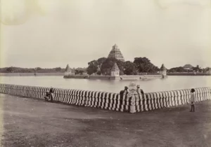 <p>
▲ 1880년대, 인도의 대표적인 건축물 타지마할(ताज महल / Taj Mahal).</p> <p>
▲ 1880년대, 수로 앞에서 촬영한 타지마할. ▲ 1880년대, 근접 촬영한 타지마할. ▲ 1880년대, 타지마할 내부의 석관. 무굴 제국의 황후였던 뭄타즈 마할(Mumtaz Mahal, 1593~1631)의 것으로 5대 황제 샤 자한(Shah Jahan, 1591~1666)은 사랑하는 황후의 영묘로 타지마할을 건설했다.</p> <p>
▲ 1880년대, 인도 봄베이(현재의 뭄바이) 남부에 있는 고대 시바교 사원인 바불나트 사원(Babulnath Temple). 1980년대까지 바불나트 사원은 봄베이에서 가장 높은 구조물이었다. ▲ 1880년대, 봄베이의 공원. 봄베이(Bombay)는 1995년 현재의 명칭인 '뭄바이(Mumbai)'로 변경되었다. ▲ 1880년대, 봄베이(Bombay)의 아름다운 도로. ▲ 1880년대, 봄베이 항구 전경. 뭄바이항은 현재도 인도 해상무역의 70%를 차지하고 있다. ▲ 1880년대, 갠지스 강변에서 본 바라나시(वाराणसी / Varanasi). 당시에는 베나레스(Benares)로 불렸다. ▲ 1880년대, 베나레스(바라나시). 이곳은 힌두교의 최대 성지로 알려져 있다. ▲ 1880년대, 반대쪽에서 본 베나레스(바라나시). ▲ 1880년대, 강변에서 본 힌두교 사원. ▲ 1885년, 거리에서 펌프를 이용해 물주머니를 채우고 있는 남자들. ▲ 1880년대, 인도의 산악지역에 건설된 다르질링 히말라야 철도(Darjeeling Himalayan Railway, DHR). 다르질링 지역의 차를 운송하기 위해 건설되었다. ▲ 1880년대, 숲길을 가로지르는 다르질링 히말라야 철도(Darjeeling Himalayan Railway, DHR). 인도의 산악철도 중 가장 먼저 건설된 것으로 1881년에 개통되었다. ▲ 1880년대, 상공에서 본 다르질링 히말라야 철도(Darjeeling Himalayan Railway, DHR). 인도 산악철도는 1999년 유네스코 세계유산으로 등재되었다. ▲ 1880년대, 인도 델리의 붉은 요새(Red Fort)에 있는 접견실 디완이카스(Diwan-i-Khas). 무굴 제국의 5대 황제 샤 자한(Shah Jahan, 1591~1666)이 궁정을 열거나 국빈을 맞이하기 위해 만들어진 장소였다. ▲ 1890년대, 꾸뜹미나르(Qutub Minar). 1199년에서 1220년 사이에 지어진 것으로 72.5m에 달한다. ▲ 1890년대, 꾸뜹미나르(Qutub Minar)의 전체모습. ▲ 1880년대, 인도 가정의 모습. ▲ 1880년대, 인도 서부에 거주하는 빌족(Bheel) 여성들이 물을 길어가고 있다.</p> <p>
▲ 1880년대, 러크나우(Lucknow)의 레지던시(Residency) 유적. 영국통감부의 거주지였던 곳으로 1857년 세포이항쟁(Indian Rebellion of 1857)이후로 폐허가 되었다. ▲ 1880년대, 러크나우(Lucknow) 레지던시(Residency) 유적의 건물. 폐허가 된 건물들은 현재도 관광명소로 남아있다.</p> <p>
▲ 1880년대, 세포이항쟁으로 파괴된 러크나우(Lucknow)의 18세기 저택 '딜쿠샤 코티(Dilkusha Kothi)'와 아름다운 정원. 서울 행촌동에 있는 앨버트 테일러 가옥 '딜쿠샤(Dilkusha)'가 바로 이곳에서 따온 이름이다.</p> <p>
▲ 1880년대, 러크나우(Lucknow)의 사립학교 라마르티니에르(La Martinière College). 1845년에 설립되었으며 현재도 가장 잘 보존된 영국 식민지시대 건물로 남아있다.</p> <p>
▲ 1880년대, 라호르 요새(Lahore Fort). 현재는 파키스탄에 속해있다. ▲ 1880년대, 라호르(Lahore)의 와지르 칸 모스크(Wazir Khan Mosque). ▲ 1880년대, 마두라이(மதுரை / Madurai)의 스리미낙시 사원(Sri Meenakshi Temple). ▲ 1880년대, 말이 끄는 수레에 탄 남자들. ▲ 1880년대, 봄베이(현재의 뭄바이) 인근 해변. ▲ 1880년대, 아부산(Mount Abu)인근의 나키 호수(Nakki Lake). ▲ 1880년대, 뭄바이 동쪽 엘레판타섬(Elephanta Island)의 힌두교 사원의 조각. ▲ 1880년대, 엘레판타섬(Elephanta Island)의 힌두교 사원. 엘레판타 동굴(Elephanta Caves)은 1987년 유네스코 세계유산으로 등재되었다. ▲ 1880년대, 전통 복장을 입고 춤을 추는 인도의 무희. ▲ 1890년대, 인도 타밀나두주 티루치라팔리(Tiruchirappalli)의 라자 고푸람(Raja Gopuram). ▲ 1890년대, 83m 높이의 바위 위에 지어진 티루치라팔리 바위 요새(Tiruchirappalli Rock Fort). ▲ 1880년대, 인도 거리의 고행자.</p> <p>
▲  1880년대, 우타르프라데시주 파테푸르 시크리(Fatehpur Sikri)의 이슬람 모스크 자마 마스지드(Jama Masjid). 무굴 제국의 황제 악바르(Akbar)가 파테푸르 시크리를 수도로 정하면서 지은 것으로 자마 모스크(Jama Mosque)로도 알려져 있다. ▲ 1880년대, 파테푸르 시크리(Fatehpur Sikri)의 이슬람 모스크 자마 마스지드(Jama Masjid)의 안뜰. 좌측에 있는 건물은 수피교 성인 샤이크 살림 치슈티(Shaikh Salim Chisti, 1480~1572)의 묘소이다. ▲ 1880년대, 파테푸르 시크리(Fatehpur Sikri)의 '승리의 문' 불란드 다르와자(Buland Darwaza). 1575년 무굴 제국의 황제 악바르(Akbar)가 구자라트를 점령한 기념으로 건축하였으며, 자마 마스지드(Jama Masjid)의 남쪽 문 역할을 한다.</p> <p>
▲ 1880년대, 파테푸르 시크리(Fatehpur Sikri)의 판치 마할(Panch Mahal). 무굴 제국의 황제 악바르(Akbar)가 여흥을 위해 사용한 건물로 추정하고 있다.</p> 3