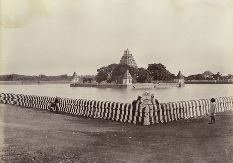 <p>
▲ 1880년대, 인도의 대표적인 건축물 타지마할(ताज महल / Taj Mahal).</p> <p>
▲ 1880년대, 수로 앞에서 촬영한 타지마할. ▲ 1880년대, 근접 촬영한 타지마할. ▲ 1880년대, 타지마할 내부의 석관. 무굴 제국의 황후였던 뭄타즈 마할(Mumtaz Mahal, 1593~1631)의 것으로 5대 황제 샤 자한(Shah Jahan, 1591~1666)은 사랑하는 황후의 영묘로 타지마할을 건설했다.</p> <p>
▲ 1880년대, 인도 봄베이(현재의 뭄바이) 남부에 있는 고대 시바교 사원인 바불나트 사원(Babulnath Temple). 1980년대까지 바불나트 사원은 봄베이에서 가장 높은 구조물이었다. ▲ 1880년대, 봄베이의 공원. 봄베이(Bombay)는 1995년 현재의 명칭인 '뭄바이(Mumbai)'로 변경되었다. ▲ 1880년대, 봄베이(Bombay)의 아름다운 도로. ▲ 1880년대, 봄베이 항구 전경. 뭄바이항은 현재도 인도 해상무역의 70%를 차지하고 있다. ▲ 1880년대, 갠지스 강변에서 본 바라나시(वाराणसी / Varanasi). 당시에는 베나레스(Benares)로 불렸다. ▲ 1880년대, 베나레스(바라나시). 이곳은 힌두교의 최대 성지로 알려져 있다. ▲ 1880년대, 반대쪽에서 본 베나레스(바라나시). ▲ 1880년대, 강변에서 본 힌두교 사원. ▲ 1885년, 거리에서 펌프를 이용해 물주머니를 채우고 있는 남자들. ▲ 1880년대, 인도의 산악지역에 건설된 다르질링 히말라야 철도(Darjeeling Himalayan Railway, DHR). 다르질링 지역의 차를 운송하기 위해 건설되었다. ▲ 1880년대, 숲길을 가로지르는 다르질링 히말라야 철도(Darjeeling Himalayan Railway, DHR). 인도의 산악철도 중 가장 먼저 건설된 것으로 1881년에 개통되었다. ▲ 1880년대, 상공에서 본 다르질링 히말라야 철도(Darjeeling Himalayan Railway, DHR). 인도 산악철도는 1999년 유네스코 세계유산으로 등재되었다. ▲ 1880년대, 인도 델리의 붉은 요새(Red Fort)에 있는 접견실 디완이카스(Diwan-i-Khas). 무굴 제국의 5대 황제 샤 자한(Shah Jahan, 1591~1666)이 궁정을 열거나 국빈을 맞이하기 위해 만들어진 장소였다. ▲ 1890년대, 꾸뜹미나르(Qutub Minar). 1199년에서 1220년 사이에 지어진 것으로 72.5m에 달한다. ▲ 1890년대, 꾸뜹미나르(Qutub Minar)의 전체모습. ▲ 1880년대, 인도 가정의 모습. ▲ 1880년대, 인도 서부에 거주하는 빌족(Bheel) 여성들이 물을 길어가고 있다.</p> <p>
▲ 1880년대, 러크나우(Lucknow)의 레지던시(Residency) 유적. 영국통감부의 거주지였던 곳으로 1857년 세포이항쟁(Indian Rebellion of 1857)이후로 폐허가 되었다. ▲ 1880년대, 러크나우(Lucknow) 레지던시(Residency) 유적의 건물. 폐허가 된 건물들은 현재도 관광명소로 남아있다.</p> <p>
▲ 1880년대, 세포이항쟁으로 파괴된 러크나우(Lucknow)의 18세기 저택 '딜쿠샤 코티(Dilkusha Kothi)'와 아름다운 정원. 서울 행촌동에 있는 앨버트 테일러 가옥 '딜쿠샤(Dilkusha)'가 바로 이곳에서 따온 이름이다.</p> <p>
▲ 1880년대, 러크나우(Lucknow)의 사립학교 라마르티니에르(La Martinière College). 1845년에 설립되었으며 현재도 가장 잘 보존된 영국 식민지시대 건물로 남아있다.</p> <p>
▲ 1880년대, 라호르 요새(Lahore Fort). 현재는 파키스탄에 속해있다. ▲ 1880년대, 라호르(Lahore)의 와지르 칸 모스크(Wazir Khan Mosque). ▲ 1880년대, 마두라이(மதுரை / Madurai)의 스리미낙시 사원(Sri Meenakshi Temple). ▲ 1880년대, 말이 끄는 수레에 탄 남자들. ▲ 1880년대, 봄베이(현재의 뭄바이) 인근 해변. ▲ 1880년대, 아부산(Mount Abu)인근의 나키 호수(Nakki Lake). ▲ 1880년대, 뭄바이 동쪽 엘레판타섬(Elephanta Island)의 힌두교 사원의 조각. ▲ 1880년대, 엘레판타섬(Elephanta Island)의 힌두교 사원. 엘레판타 동굴(Elephanta Caves)은 1987년 유네스코 세계유산으로 등재되었다. ▲ 1880년대, 전통 복장을 입고 춤을 추는 인도의 무희. ▲ 1890년대, 인도 타밀나두주 티루치라팔리(Tiruchirappalli)의 라자 고푸람(Raja Gopuram). ▲ 1890년대, 83m 높이의 바위 위에 지어진 티루치라팔리 바위 요새(Tiruchirappalli Rock Fort). ▲ 1880년대, 인도 거리의 고행자.</p> <p>
▲  1880년대, 우타르프라데시주 파테푸르 시크리(Fatehpur Sikri)의 이슬람 모스크 자마 마스지드(Jama Masjid). 무굴 제국의 황제 악바르(Akbar)가 파테푸르 시크리를 수도로 정하면서 지은 것으로 자마 모스크(Jama Mosque)로도 알려져 있다. ▲ 1880년대, 파테푸르 시크리(Fatehpur Sikri)의 이슬람 모스크 자마 마스지드(Jama Masjid)의 안뜰. 좌측에 있는 건물은 수피교 성인 샤이크 살림 치슈티(Shaikh Salim Chisti, 1480~1572)의 묘소이다. ▲ 1880년대, 파테푸르 시크리(Fatehpur Sikri)의 '승리의 문' 불란드 다르와자(Buland Darwaza). 1575년 무굴 제국의 황제 악바르(Akbar)가 구자라트를 점령한 기념으로 건축하였으며, 자마 마스지드(Jama Masjid)의 남쪽 문 역할을 한다.</p> <p>
▲ 1880년대, 파테푸르 시크리(Fatehpur Sikri)의 판치 마할(Panch Mahal). 무굴 제국의 황제 악바르(Akbar)가 여흥을 위해 사용한 건물로 추정하고 있다.</p> 55