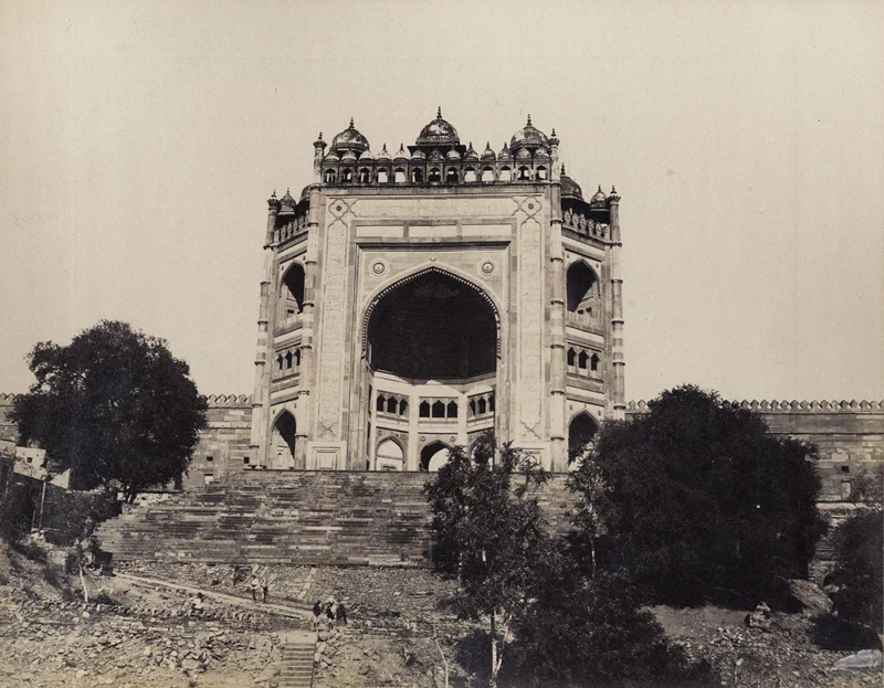 <p>
▲ 1880년대, 인도의 대표적인 건축물 타지마할(ताज महल / Taj Mahal).</p> <p>
▲ 1880년대, 수로 앞에서 촬영한 타지마할. ▲ 1880년대, 근접 촬영한 타지마할. ▲ 1880년대, 타지마할 내부의 석관. 무굴 제국의 황후였던 뭄타즈 마할(Mumtaz Mahal, 1593~1631)의 것으로 5대 황제 샤 자한(Shah Jahan, 1591~1666)은 사랑하는 황후의 영묘로 타지마할을 건설했다.</p> <p>
▲ 1880년대, 인도 봄베이(현재의 뭄바이) 남부에 있는 고대 시바교 사원인 바불나트 사원(Babulnath Temple). 1980년대까지 바불나트 사원은 봄베이에서 가장 높은 구조물이었다. ▲ 1880년대, 봄베이의 공원. 봄베이(Bombay)는 1995년 현재의 명칭인 '뭄바이(Mumbai)'로 변경되었다. ▲ 1880년대, 봄베이(Bombay)의 아름다운 도로. ▲ 1880년대, 봄베이 항구 전경. 뭄바이항은 현재도 인도 해상무역의 70%를 차지하고 있다. ▲ 1880년대, 갠지스 강변에서 본 바라나시(वाराणसी / Varanasi). 당시에는 베나레스(Benares)로 불렸다. ▲ 1880년대, 베나레스(바라나시). 이곳은 힌두교의 최대 성지로 알려져 있다. ▲ 1880년대, 반대쪽에서 본 베나레스(바라나시). ▲ 1880년대, 강변에서 본 힌두교 사원. ▲ 1885년, 거리에서 펌프를 이용해 물주머니를 채우고 있는 남자들. ▲ 1880년대, 인도의 산악지역에 건설된 다르질링 히말라야 철도(Darjeeling Himalayan Railway, DHR). 다르질링 지역의 차를 운송하기 위해 건설되었다. ▲ 1880년대, 숲길을 가로지르는 다르질링 히말라야 철도(Darjeeling Himalayan Railway, DHR). 인도의 산악철도 중 가장 먼저 건설된 것으로 1881년에 개통되었다. ▲ 1880년대, 상공에서 본 다르질링 히말라야 철도(Darjeeling Himalayan Railway, DHR). 인도 산악철도는 1999년 유네스코 세계유산으로 등재되었다. ▲ 1880년대, 인도 델리의 붉은 요새(Red Fort)에 있는 접견실 디완이카스(Diwan-i-Khas). 무굴 제국의 5대 황제 샤 자한(Shah Jahan, 1591~1666)이 궁정을 열거나 국빈을 맞이하기 위해 만들어진 장소였다. ▲ 1890년대, 꾸뜹미나르(Qutub Minar). 1199년에서 1220년 사이에 지어진 것으로 72.5m에 달한다. ▲ 1890년대, 꾸뜹미나르(Qutub Minar)의 전체모습. ▲ 1880년대, 인도 가정의 모습. ▲ 1880년대, 인도 서부에 거주하는 빌족(Bheel) 여성들이 물을 길어가고 있다.</p> <p>
▲ 1880년대, 러크나우(Lucknow)의 레지던시(Residency) 유적. 영국통감부의 거주지였던 곳으로 1857년 세포이항쟁(Indian Rebellion of 1857)이후로 폐허가 되었다. ▲ 1880년대, 러크나우(Lucknow) 레지던시(Residency) 유적의 건물. 폐허가 된 건물들은 현재도 관광명소로 남아있다.</p> <p>
▲ 1880년대, 세포이항쟁으로 파괴된 러크나우(Lucknow)의 18세기 저택 '딜쿠샤 코티(Dilkusha Kothi)'와 아름다운 정원. 서울 행촌동에 있는 앨버트 테일러 가옥 '딜쿠샤(Dilkusha)'가 바로 이곳에서 따온 이름이다.</p> <p>
▲ 1880년대, 러크나우(Lucknow)의 사립학교 라마르티니에르(La Martinière College). 1845년에 설립되었으며 현재도 가장 잘 보존된 영국 식민지시대 건물로 남아있다.</p> <p>
▲ 1880년대, 라호르 요새(Lahore Fort). 현재는 파키스탄에 속해있다. ▲ 1880년대, 라호르(Lahore)의 와지르 칸 모스크(Wazir Khan Mosque). ▲ 1880년대, 마두라이(மதுரை / Madurai)의 스리미낙시 사원(Sri Meenakshi Temple). ▲ 1880년대, 말이 끄는 수레에 탄 남자들. ▲ 1880년대, 봄베이(현재의 뭄바이) 인근 해변. ▲ 1880년대, 아부산(Mount Abu)인근의 나키 호수(Nakki Lake). ▲ 1880년대, 뭄바이 동쪽 엘레판타섬(Elephanta Island)의 힌두교 사원의 조각. ▲ 1880년대, 엘레판타섬(Elephanta Island)의 힌두교 사원. 엘레판타 동굴(Elephanta Caves)은 1987년 유네스코 세계유산으로 등재되었다. ▲ 1880년대, 전통 복장을 입고 춤을 추는 인도의 무희. ▲ 1890년대, 인도 타밀나두주 티루치라팔리(Tiruchirappalli)의 라자 고푸람(Raja Gopuram). ▲ 1890년대, 83m 높이의 바위 위에 지어진 티루치라팔리 바위 요새(Tiruchirappalli Rock Fort). ▲ 1880년대, 인도 거리의 고행자.</p> <p>
▲  1880년대, 우타르프라데시주 파테푸르 시크리(Fatehpur Sikri)의 이슬람 모스크 자마 마스지드(Jama Masjid). 무굴 제국의 황제 악바르(Akbar)가 파테푸르 시크리를 수도로 정하면서 지은 것으로 자마 모스크(Jama Mosque)로도 알려져 있다. ▲ 1880년대, 파테푸르 시크리(Fatehpur Sikri)의 이슬람 모스크 자마 마스지드(Jama Masjid)의 안뜰. 좌측에 있는 건물은 수피교 성인 샤이크 살림 치슈티(Shaikh Salim Chisti, 1480~1572)의 묘소이다. ▲ 1880년대, 파테푸르 시크리(Fatehpur Sikri)의 '승리의 문' 불란드 다르와자(Buland Darwaza). 1575년 무굴 제국의 황제 악바르(Akbar)가 구자라트를 점령한 기념으로 건축하였으며, 자마 마스지드(Jama Masjid)의 남쪽 문 역할을 한다.</p> <p>
▲ 1880년대, 파테푸르 시크리(Fatehpur Sikri)의 판치 마할(Panch Mahal). 무굴 제국의 황제 악바르(Akbar)가 여흥을 위해 사용한 건물로 추정하고 있다.</p> 79