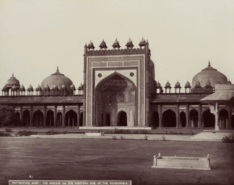 <p>
▲ 1880년대, 인도의 대표적인 건축물 타지마할(ताज महल / Taj Mahal).</p> <p>
▲ 1880년대, 수로 앞에서 촬영한 타지마할. ▲ 1880년대, 근접 촬영한 타지마할. ▲ 1880년대, 타지마할 내부의 석관. 무굴 제국의 황후였던 뭄타즈 마할(Mumtaz Mahal, 1593~1631)의 것으로 5대 황제 샤 자한(Shah Jahan, 1591~1666)은 사랑하는 황후의 영묘로 타지마할을 건설했다.</p> <p>
▲ 1880년대, 인도 봄베이(현재의 뭄바이) 남부에 있는 고대 시바교 사원인 바불나트 사원(Babulnath Temple). 1980년대까지 바불나트 사원은 봄베이에서 가장 높은 구조물이었다. ▲ 1880년대, 봄베이의 공원. 봄베이(Bombay)는 1995년 현재의 명칭인 '뭄바이(Mumbai)'로 변경되었다. ▲ 1880년대, 봄베이(Bombay)의 아름다운 도로. ▲ 1880년대, 봄베이 항구 전경. 뭄바이항은 현재도 인도 해상무역의 70%를 차지하고 있다. ▲ 1880년대, 갠지스 강변에서 본 바라나시(वाराणसी / Varanasi). 당시에는 베나레스(Benares)로 불렸다. ▲ 1880년대, 베나레스(바라나시). 이곳은 힌두교의 최대 성지로 알려져 있다. ▲ 1880년대, 반대쪽에서 본 베나레스(바라나시). ▲ 1880년대, 강변에서 본 힌두교 사원. ▲ 1885년, 거리에서 펌프를 이용해 물주머니를 채우고 있는 남자들. ▲ 1880년대, 인도의 산악지역에 건설된 다르질링 히말라야 철도(Darjeeling Himalayan Railway, DHR). 다르질링 지역의 차를 운송하기 위해 건설되었다. ▲ 1880년대, 숲길을 가로지르는 다르질링 히말라야 철도(Darjeeling Himalayan Railway, DHR). 인도의 산악철도 중 가장 먼저 건설된 것으로 1881년에 개통되었다. ▲ 1880년대, 상공에서 본 다르질링 히말라야 철도(Darjeeling Himalayan Railway, DHR). 인도 산악철도는 1999년 유네스코 세계유산으로 등재되었다. ▲ 1880년대, 인도 델리의 붉은 요새(Red Fort)에 있는 접견실 디완이카스(Diwan-i-Khas). 무굴 제국의 5대 황제 샤 자한(Shah Jahan, 1591~1666)이 궁정을 열거나 국빈을 맞이하기 위해 만들어진 장소였다. ▲ 1890년대, 꾸뜹미나르(Qutub Minar). 1199년에서 1220년 사이에 지어진 것으로 72.5m에 달한다. ▲ 1890년대, 꾸뜹미나르(Qutub Minar)의 전체모습. ▲ 1880년대, 인도 가정의 모습. ▲ 1880년대, 인도 서부에 거주하는 빌족(Bheel) 여성들이 물을 길어가고 있다.</p> <p>
▲ 1880년대, 러크나우(Lucknow)의 레지던시(Residency) 유적. 영국통감부의 거주지였던 곳으로 1857년 세포이항쟁(Indian Rebellion of 1857)이후로 폐허가 되었다. ▲ 1880년대, 러크나우(Lucknow) 레지던시(Residency) 유적의 건물. 폐허가 된 건물들은 현재도 관광명소로 남아있다.</p> <p>
▲ 1880년대, 세포이항쟁으로 파괴된 러크나우(Lucknow)의 18세기 저택 '딜쿠샤 코티(Dilkusha Kothi)'와 아름다운 정원. 서울 행촌동에 있는 앨버트 테일러 가옥 '딜쿠샤(Dilkusha)'가 바로 이곳에서 따온 이름이다.</p> <p>
▲ 1880년대, 러크나우(Lucknow)의 사립학교 라마르티니에르(La Martinière College). 1845년에 설립되었으며 현재도 가장 잘 보존된 영국 식민지시대 건물로 남아있다.</p> <p>
▲ 1880년대, 라호르 요새(Lahore Fort). 현재는 파키스탄에 속해있다. ▲ 1880년대, 라호르(Lahore)의 와지르 칸 모스크(Wazir Khan Mosque). ▲ 1880년대, 마두라이(மதுரை / Madurai)의 스리미낙시 사원(Sri Meenakshi Temple). ▲ 1880년대, 말이 끄는 수레에 탄 남자들. ▲ 1880년대, 봄베이(현재의 뭄바이) 인근 해변. ▲ 1880년대, 아부산(Mount Abu)인근의 나키 호수(Nakki Lake). ▲ 1880년대, 뭄바이 동쪽 엘레판타섬(Elephanta Island)의 힌두교 사원의 조각. ▲ 1880년대, 엘레판타섬(Elephanta Island)의 힌두교 사원. 엘레판타 동굴(Elephanta Caves)은 1987년 유네스코 세계유산으로 등재되었다. ▲ 1880년대, 전통 복장을 입고 춤을 추는 인도의 무희. ▲ 1890년대, 인도 타밀나두주 티루치라팔리(Tiruchirappalli)의 라자 고푸람(Raja Gopuram). ▲ 1890년대, 83m 높이의 바위 위에 지어진 티루치라팔리 바위 요새(Tiruchirappalli Rock Fort). ▲ 1880년대, 인도 거리의 고행자.</p> <p>
▲  1880년대, 우타르프라데시주 파테푸르 시크리(Fatehpur Sikri)의 이슬람 모스크 자마 마스지드(Jama Masjid). 무굴 제국의 황제 악바르(Akbar)가 파테푸르 시크리를 수도로 정하면서 지은 것으로 자마 모스크(Jama Mosque)로도 알려져 있다. ▲ 1880년대, 파테푸르 시크리(Fatehpur Sikri)의 이슬람 모스크 자마 마스지드(Jama Masjid)의 안뜰. 좌측에 있는 건물은 수피교 성인 샤이크 살림 치슈티(Shaikh Salim Chisti, 1480~1572)의 묘소이다. ▲ 1880년대, 파테푸르 시크리(Fatehpur Sikri)의 '승리의 문' 불란드 다르와자(Buland Darwaza). 1575년 무굴 제국의 황제 악바르(Akbar)가 구자라트를 점령한 기념으로 건축하였으며, 자마 마스지드(Jama Masjid)의 남쪽 문 역할을 한다.</p> <p>
▲ 1880년대, 파테푸르 시크리(Fatehpur Sikri)의 판치 마할(Panch Mahal). 무굴 제국의 황제 악바르(Akbar)가 여흥을 위해 사용한 건물로 추정하고 있다.</p> 75