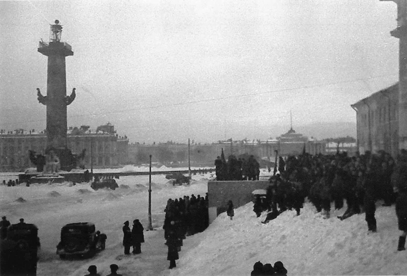 <p>
▲ 1941년 9월 8일, 독일군의 공습으로 불타는 레닌그라드(Leningrad) ▲ 1941년 9월 9일, 독일군 포탄이 떨어진 폰탄카 강 제방(Набережная реки Фонтанки / Fontanka River Embankment)의 웅덩이 ▲ 1941년 9월 10일, 공습 사이렌을 울리는 안드레이 노비코프(Andrey Novikov) ▲ 독일군 폭격기를 조준하는 포병들 ▲ 1941년 9월 18일, 군수공장인 키로프 공장(Кировский завод)에 모인 시민들 ▲ 1941년 9월 24일, 키로프 공장 근처에 바리케이드를 건설하는 시민들 ▲ 1941년 9월 25일, 키로프 지역 전초기지에서 신분증을 확인하는 초병들 ▲ 1941년 11월 24일, 포위된 레닌그라드로 들어가는 첫 번째 보급썰매 ▲ 1941년, 얼어붙은 라도가 호수(Ладожское озеро)의 '생명의 길(Дорога жизни)'을 따라 피난하는 주민들</p>
<p>
▲ 1941년 12월, 넵스키 대로(Не́вский проспе́кт / Nevsky Avenue) 영화관 앞 시민들 ▲ 1941년 겨울, 영화관에서 상영 중인 '독일 몬스터를 파괴하라' ▲ 1941년, 포위된 레닌그라드의 바리케이드 ▲ 1941년, 차이콥스키 거리(Tchaikovsky Street)를 걷는 생포된 독일군 포로 ▲ 1941년, 끌려가는 독일군 포로를 구경하는 레닌그라드 시민들 ▲ 1941~1942년 겨울, 급조된 시장에 모여든 레닌그라드 시민들 ▲ 포위된 레닌그라드 시민들이 장작으로 쓰기 위해 건물의 지붕을 해체하고 있다. ▲ 1941년 겨울, 죽은 말의 살점을 먹기 위해 잘라가는 주민들 ▲ 1942년 1월, 영하 30도의 자가라드니 거리(Zagorodny Avenue) ▲ 1942년 2월 7일, 영양실조에 걸려 거동하지 못하는 남자를 여성이 끌고 가고 있다. ▲ 1942년 2월, 시장에서 필요한 물건을 물물교환 중인 레닌그라드 시민들 ▲ 1942년, 방공호에서 끓인 물을 받아 가는 시민들 ▲ 1942년, 철로와 도로에 쌓인 얼어붙은 눈을 치우는 시민들 ▲ 1942년, 라도가 항구로 부상병들을 호송하고 있다. ▲ 1942년 2월, 시민들이 붙인 물물교환 메모 ▲ 1942년 2월, 레닌그라드 시민들이 음식물 교환 및 판매 메모를 게시판에서 살펴보고 있다. ▲ 1942년, 리수노프 Li-2(Lisunov Li-2) 수송기에서 보급품을 내리는 모습 ▲ 1942년 봄, 보급품을 실은 트럭이 얼어붙은 라도가 호수를 건너고 있는 모습 ▲ 1942년 3월, 볼코프 묘지(Во́лковское кла́дбище / Volkovo Cemetery)에서 아이의 시신을 묻으며 눈물을 쏟는 어머니 ▲ 1942년 봄, 성 이삭 대성당(Исаакиевский собор / St. Isaac's Cathedral)의 광장에 밭을 일구는 여성들 ▲ 1942년 봄, 자급자족을 위해 성당 앞에서 밭을 일구는 주민들 ▲ 1942년 봄, 식량을 나르는 노동자 ▲ 1942년 5월, 굶주려서 깡마른 주민들이 거리를 걷고 있다. ▲ 1942년 5월 30일, 넵스키 자포트(현 FC 제니트)와 디나모 레닌그라드의 축구 경기 ▲ 1942년 7월, 창고에서 겨울용 옷을 실어 나르는 시민들 ▲ 1942년 7월 12일, 레닌그라드 고아원에서 화생방 교육을 받는 고아들 ▲ 1942년 여름, 레닌그라드를 떠나는 피난선에 탑승하기 전의 아이들 ▲ 1942년 8월, 성 이삭 대성당 광장의 밭에서 양배추를 수확하고 있다. ▲ 1943년 1월, '레닌그라드 방어' 공훈 훈장을 제작 중인 모습 ▲ 1943년, 상품을 사기 위해 줄을 선 시민들 ▲ 1943년 봄, 거리를 청소 중이던 여성들이 날아가는 전투기를 바라보고 있다. ▲ 1943년 봄, 포스터를 부착 중인 여성 ▲ 1943년 5월 1일, 뮤지컬을 보기 위해 극장 앞에 서 있는 시민들 ▲ 1943년 5월 8일, 파괴된 거리를 청소하는 시민들 ▲ 1943년 5월 30일, 독일군의 공습 후 파편을 치우는 시민들 ▲ 1943년, 레닌그라드의 여성 소방관들이 거리의 핏자국을 씻어내고 있다. ▲ 1943년 5월, 레닌그라드의 소년들이 노획된 독일군 35(t)전차(LT-35)를 살펴보고 있다. ▲ 우리츠키 광장(площадь Урицкого / Uritsky Square)의 눈을 치우는 시민들 ▲ 사망한 지인을 묘지로 실어 나르는 시민들 ▲ 독일군의 포격이 떨어진 폰탄카 강 제방(Набережная реки Фонтанки / Fontanka River Embankment) ▲ 1943년 12월 4일, 보급품을 실어 나른 빈 썰매가 레닌그라드에서 돌아오는 모습 ▲ 1943년 12월, 보급품을 전달하고 '생명의 길'을 따라 돌아가는 대원들 ▲ 1944년 1월, 레닌그라드 해방을 전해 듣고 환호하는 주민들 ▲ 1944년 1월, 레닌그라드 고아원의 어린이들 ▲ 레닌그라드 포위전 승리를 알리는 군인과 포옹하는 주민들 ▲ 1944년, 레닌그라드 해방 후 공습경고 문구를 페인트로 지우고 있다. ▲ 1944년 1월 27일, 수보로프 광장(Суворовская площадь / Suvorov Square)에서 승리를 자축하는 불꽃놀이를 하고 있다. ▲ 종전 후 레닌그라드 방어 공훈 훈장을 수여받은 정교회 사제들</p> 103