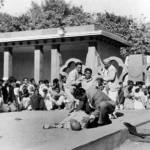 1948년 1월 30일, 인도의 독립운동가이자 비폭력주의자로 유명한 마하트마 간디(Mahatma Gandhi, 1869~1948)는 뉴델리 비를라 하우스(Birla House)에서 열린 기도회에 참석하던 중, 힌두교 민족주의자인 나투람 고드세(Nathuram Godse, 1910~1949)에게 총격을 당해 숨졌다. 5