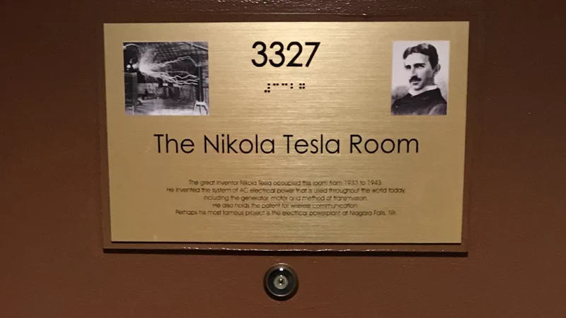 아래 사진은 1943년, 세르비아계 오스트리아인 출신의 과학자 니콜라 테슬라(Nikola Tesla)가 마지막으로 촬영된 것으로 알려진 사진이다. 3