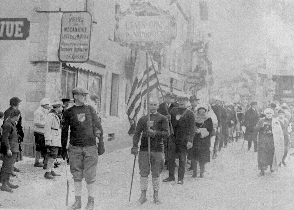 제1회 프랑스 샤모니 동계올림픽(Jeux olympiques d'hiver Chamonix 1924)은 1924년 1월 25일부터 2월 4일까지 개최되었다. 이 대회는 하계 올림픽과 별도로 개최된 최초의 동계올림픽이었으며, 16개국에서 258명의 선수들이 6개 종목에 참가했다. 5