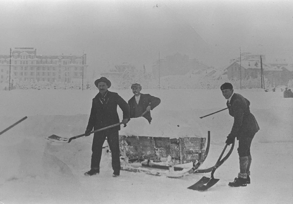 제1회 프랑스 샤모니 동계올림픽(Jeux olympiques d'hiver Chamonix 1924)은 1924년 1월 25일부터 2월 4일까지 개최되었다. 이 대회는 하계 올림픽과 별도로 개최된 최초의 동계올림픽이었으며, 16개국에서 258명의 선수들이 6개 종목에 참가했다. 19