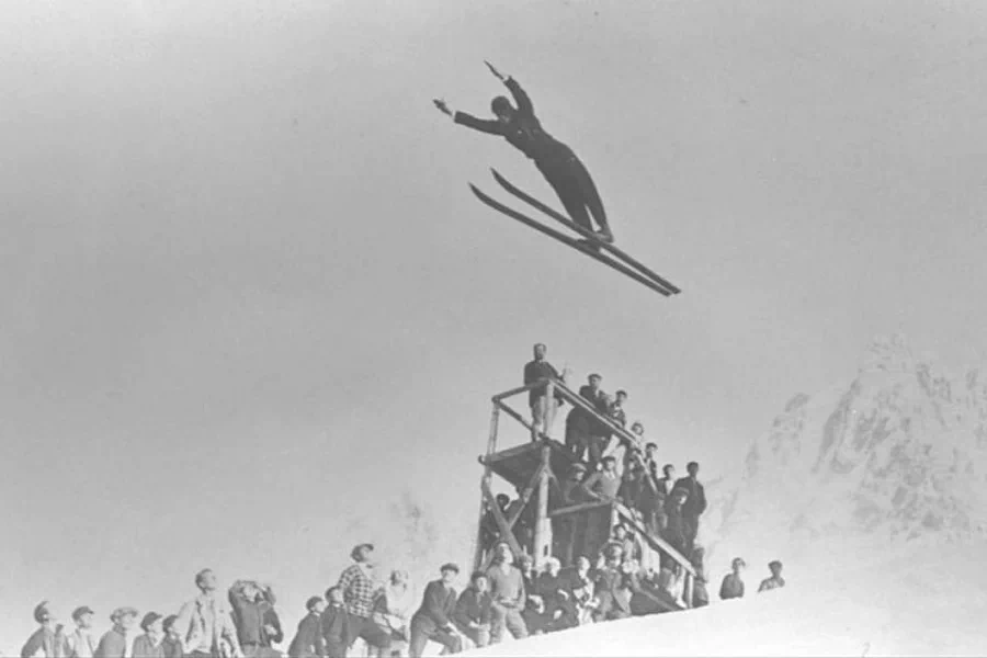 제1회 프랑스 샤모니 동계올림픽(Jeux olympiques d'hiver Chamonix 1924)은 1924년 1월 25일부터 2월 4일까지 개최되었다. 이 대회는 하계 올림픽과 별도로 개최된 최초의 동계올림픽이었으며, 16개국에서 258명의 선수들이 6개 종목에 참가했다. 33