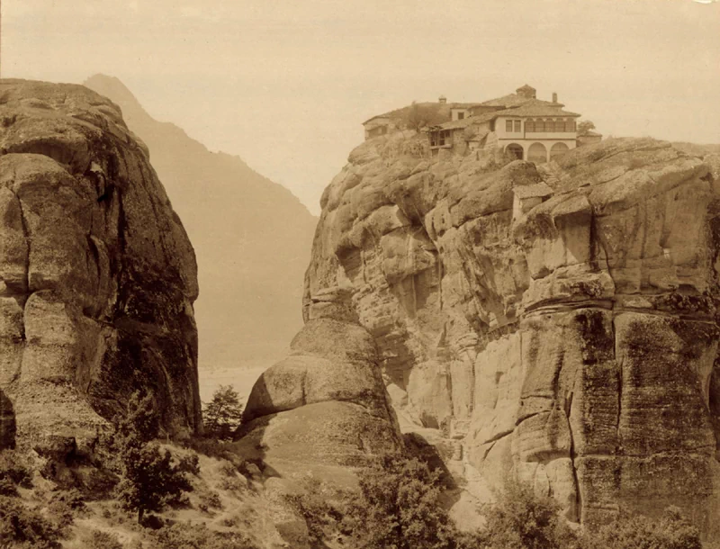 사실 이 그물은 그리스 메테오라(Meteora)의 절벽 위에 있는 바를람 수도원(Monastery of Varlaam)에 올라가기 위한 목적으로 만들어진 엘리베이터로, 위 사진은 1895년경에 촬영된 것이다. 5