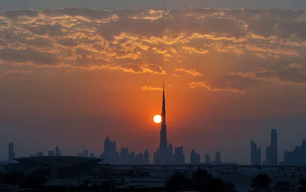 불과 반세기 전만 해도 사막으로 가득한 풍경을 볼 수 있는 곳이 아랍에미리트(UAE)의 두바이(Dubai)였다. 하지만 현대 두바이는 휘황찬란한 고층건물 틈에서 과거의 흔적이 거의 남아있지 않는 곳으로 변모했다. 17