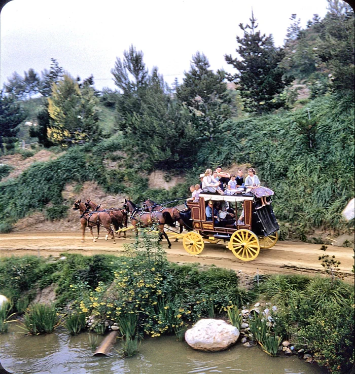 1970년에 들어서며 이런 묘사가 아메리칸 인디언에게 모욕적일 수 있다는 인식이 생기면서 정착민 모형에서 화살은 빠지고 '강도에게 당한 것'으로 묘사되었다. 이후 1990년대 초에는 정착민의 부주의로 화재가 발생한 것으로 변경되었고, 현재는 더 이상 화염 효과 없이 오두막만 남아있다. 31