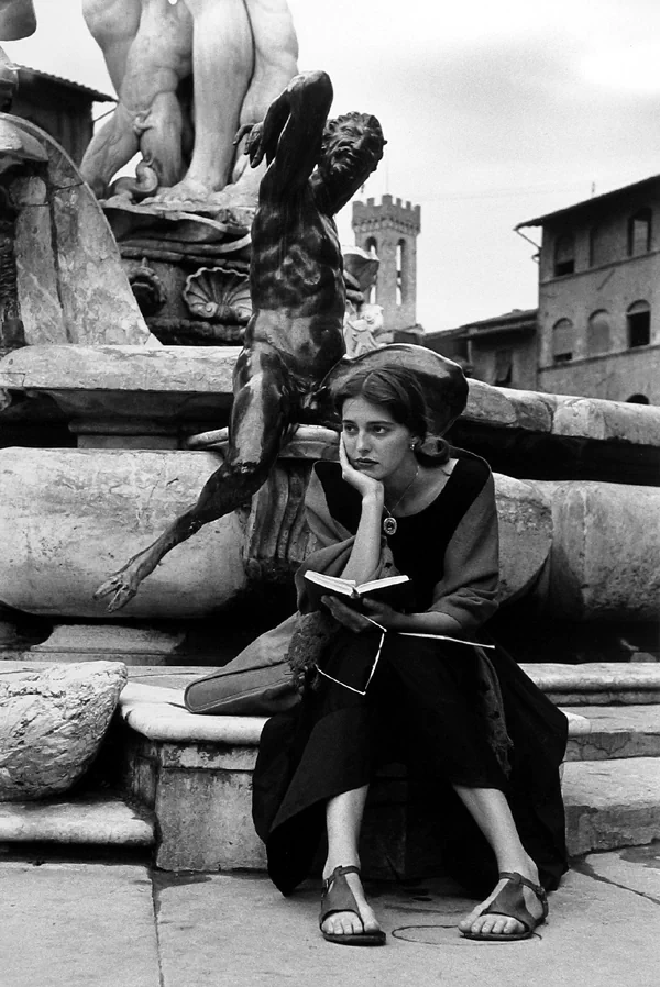 1951년, 23세의 미국인 여행자 니날리 크레이그(Ninalee Craig)가 이탈리아 피렌체(Firenze)의 분수대에 앉아 휴식을 취하고 있다. 69